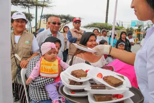 Un esponjoso queque con sangrecita fue presentado en Chimbote como una alternativas de alimentación saludable para combatir la anemia.