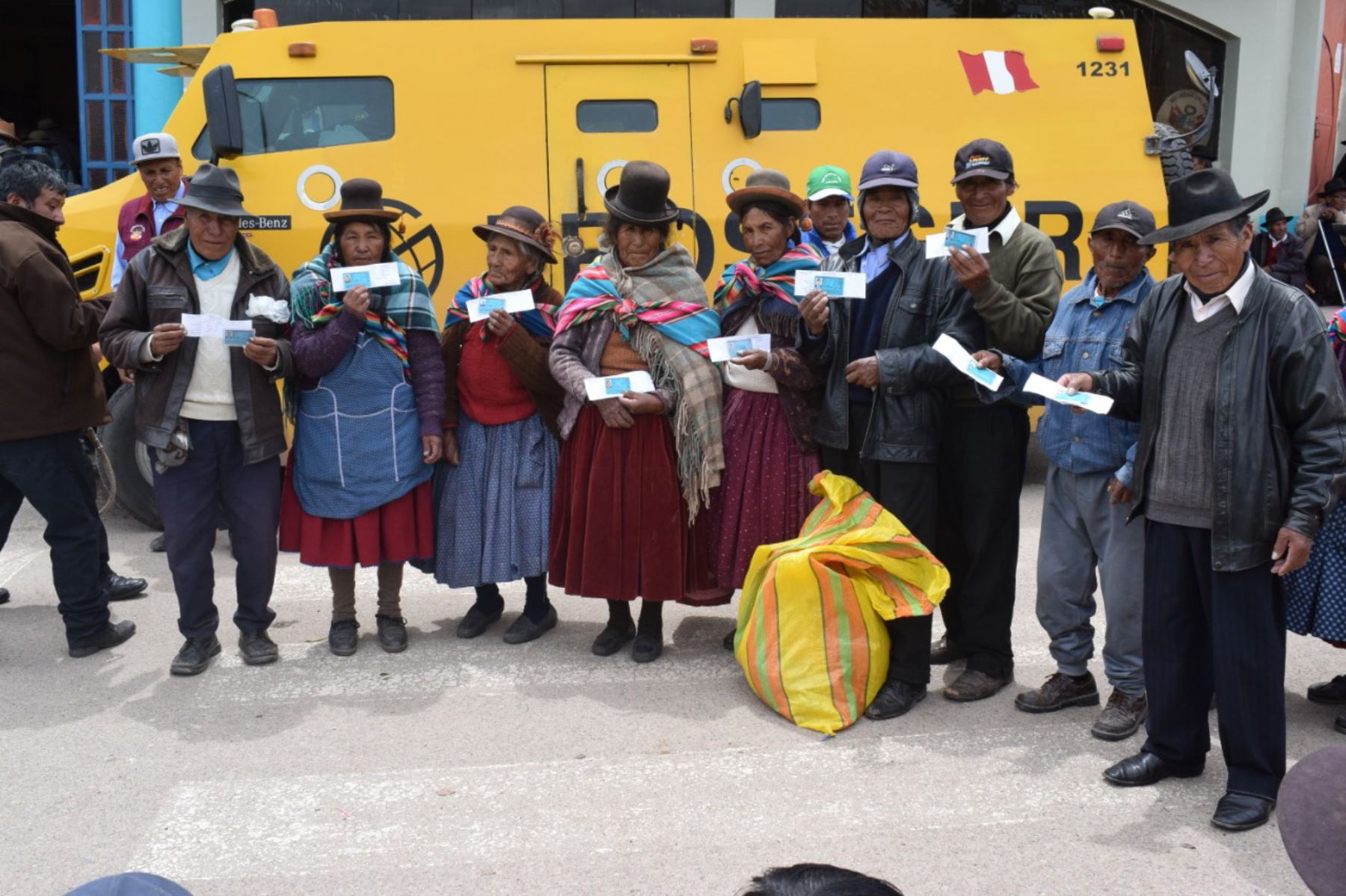 El programa Pensión 65 habilitó “carritos pagadores” en el distrito de Arapa, Puno, donde recibieron su pensión 785 adultos mayores.
