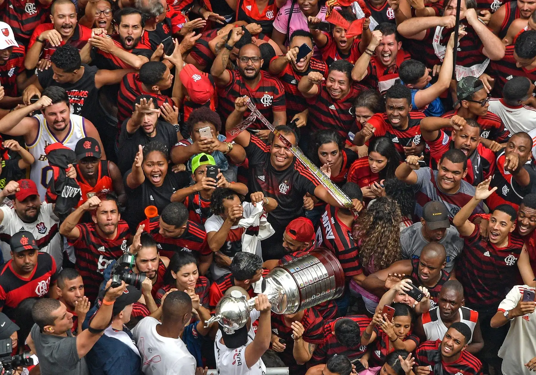 Flamengo llegó a Río de Janeiro y fue recibido por una multitud de hinchas. Foto: AFP