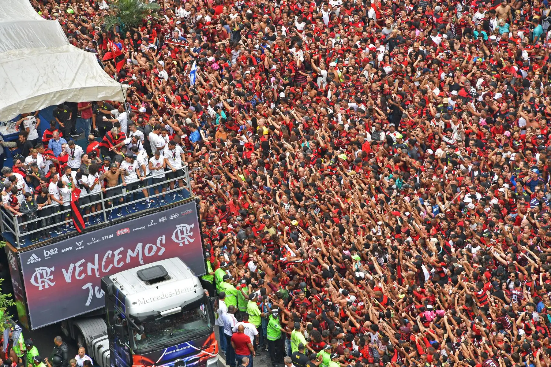 Flamengo llegó a Río de Janeiro y fue recibido por una multitud de hinchas. Foto: AFP