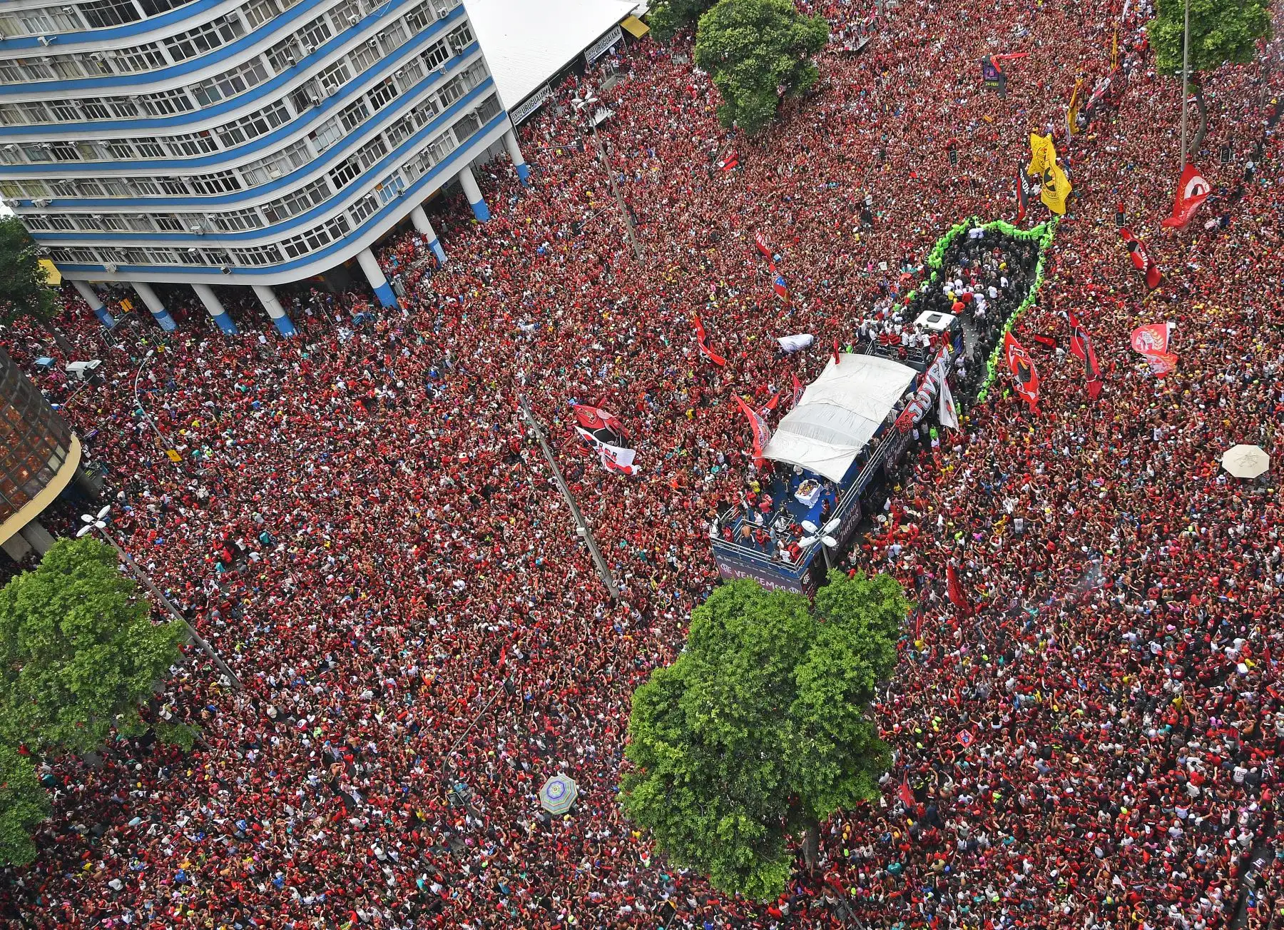 Flamengo llegó a Río de Janeiro y fue recibido por una multitud de hinchas. Foto: AFP