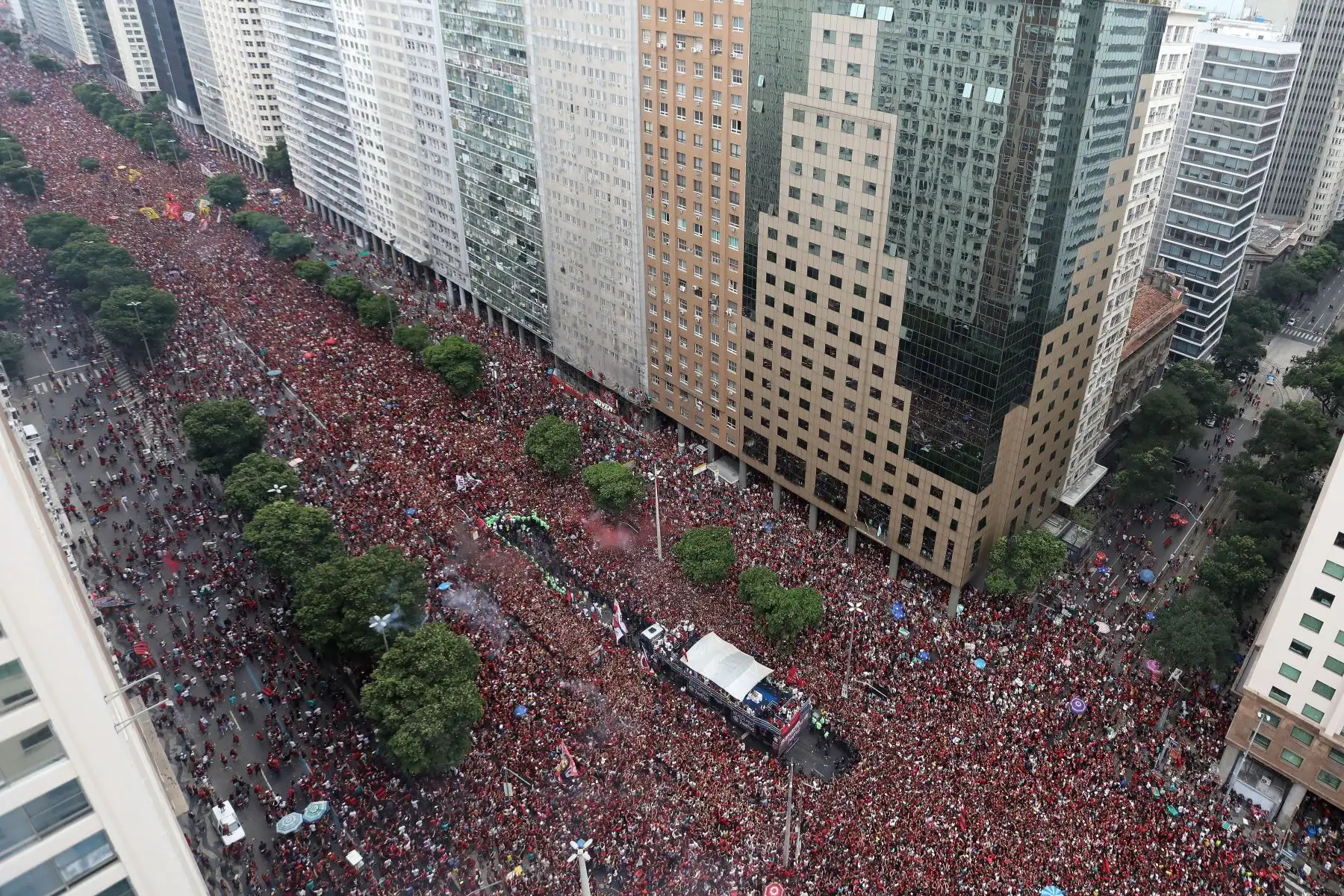 Flamengo llegó a Río de Janeiro y fue recibido por una multitud de hinchas. Foto: EFE
