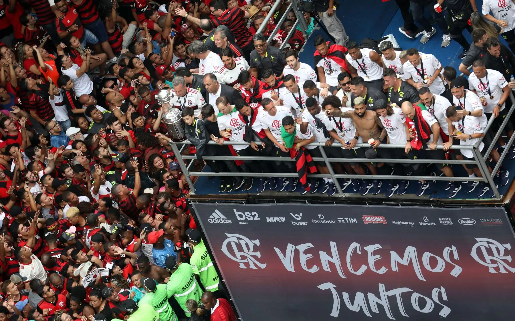 Flamengo llegó a Río de Janeiro y fue recibido por una multitud de hinchas. Foto: EFE