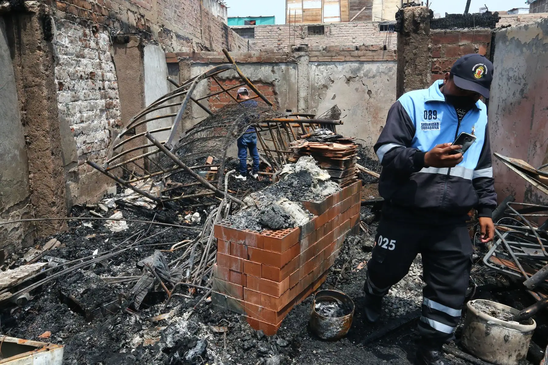 Incendio en el callao deja trágico saldo de seis víctimas mortales.
Foto:ANDINA/Héctor Vinces.