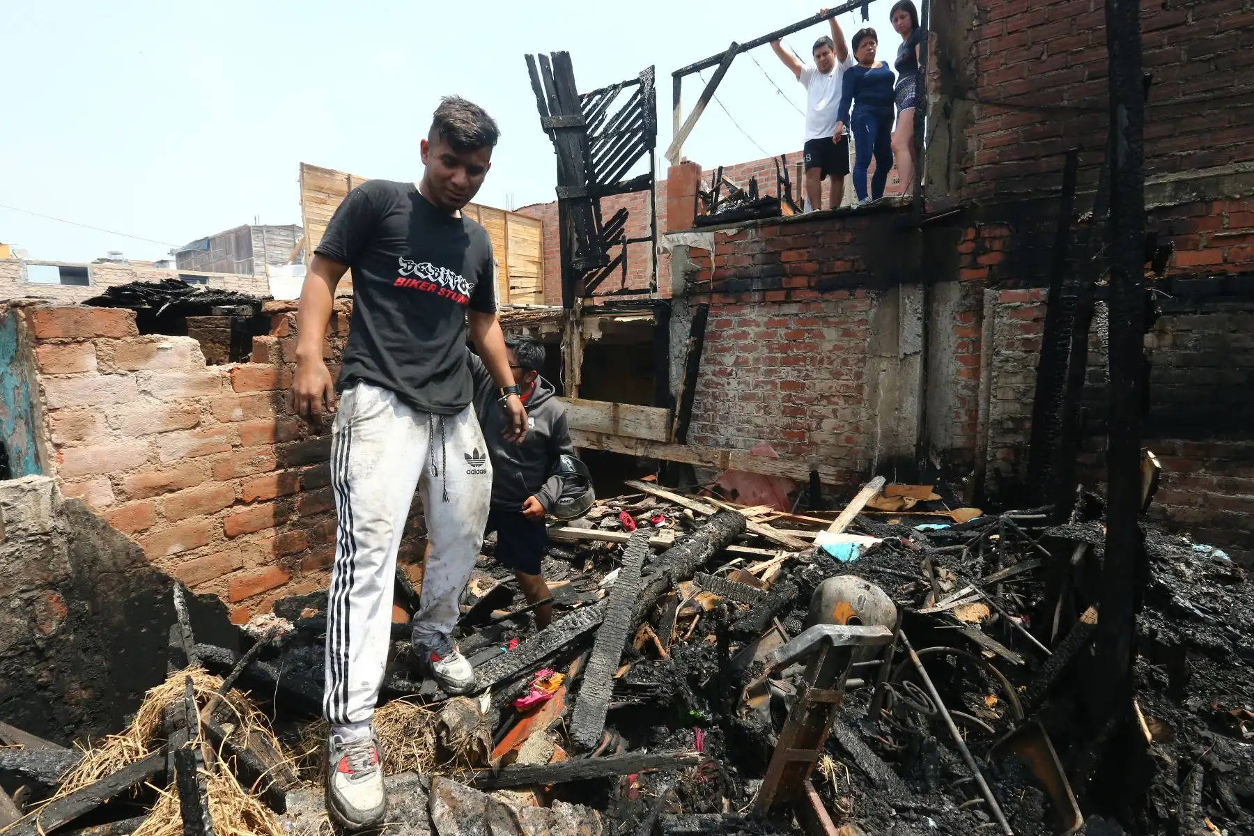 Incendio en el callao deja trágico saldo de seis víctimas mortales.
Foto:ANDINA/Héctor Vinces.