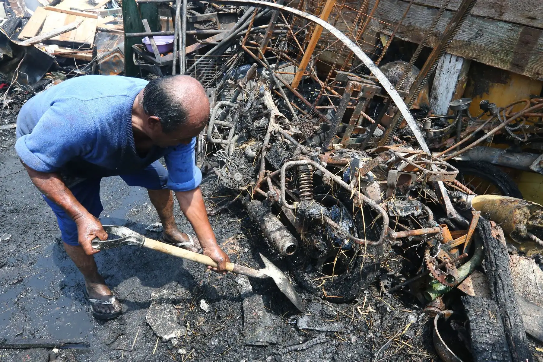 Incendio en el callao deja trágico saldo de seis víctimas mortales.
Foto:ANDINA/Héctor Vinces.