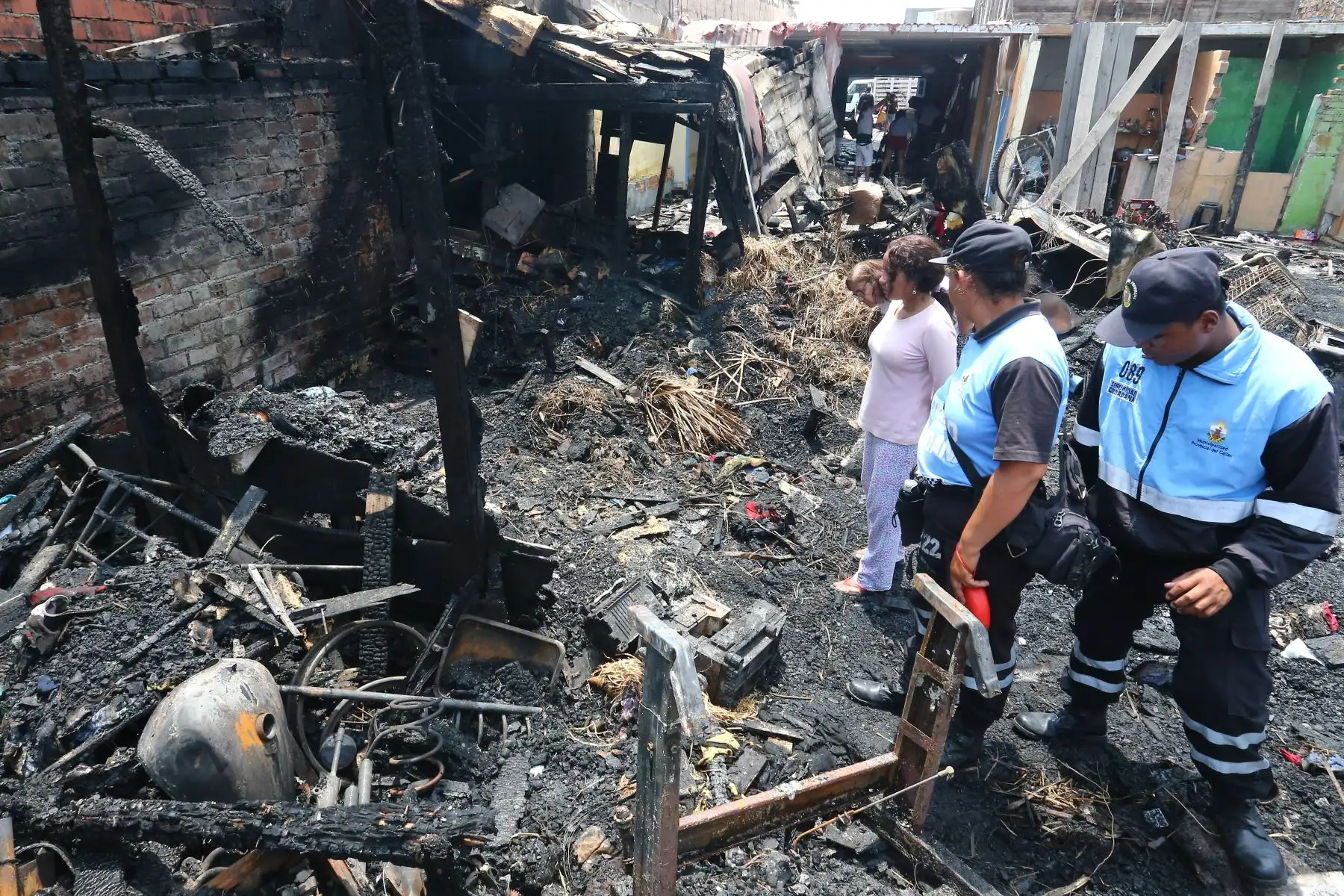 Incendio en el callao deja trágico saldo de seis víctimas mortales.
Foto:ANDINA/Héctor Vinces.