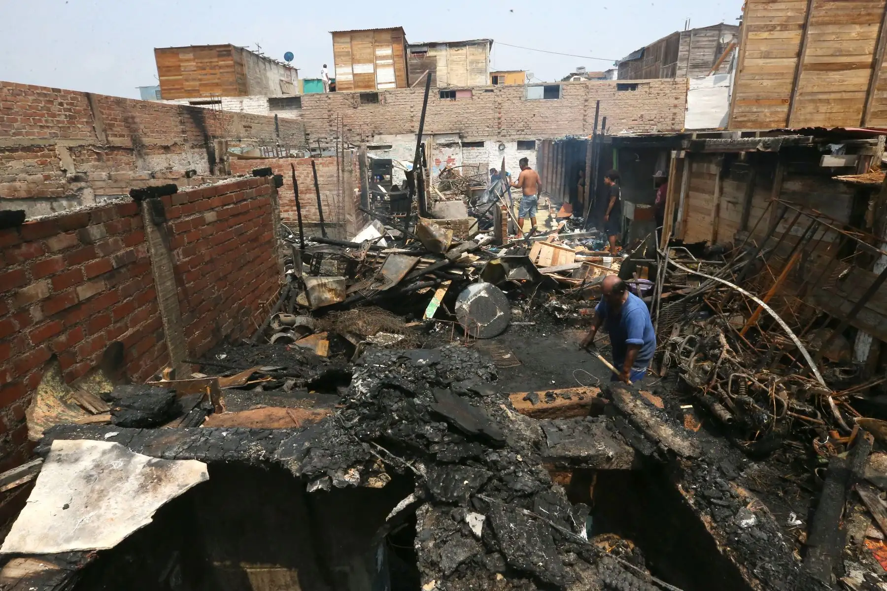 Incendio en el callao deja trágico saldo de seis víctimas mortales.
Foto:ANDINA/Héctor Vinces.