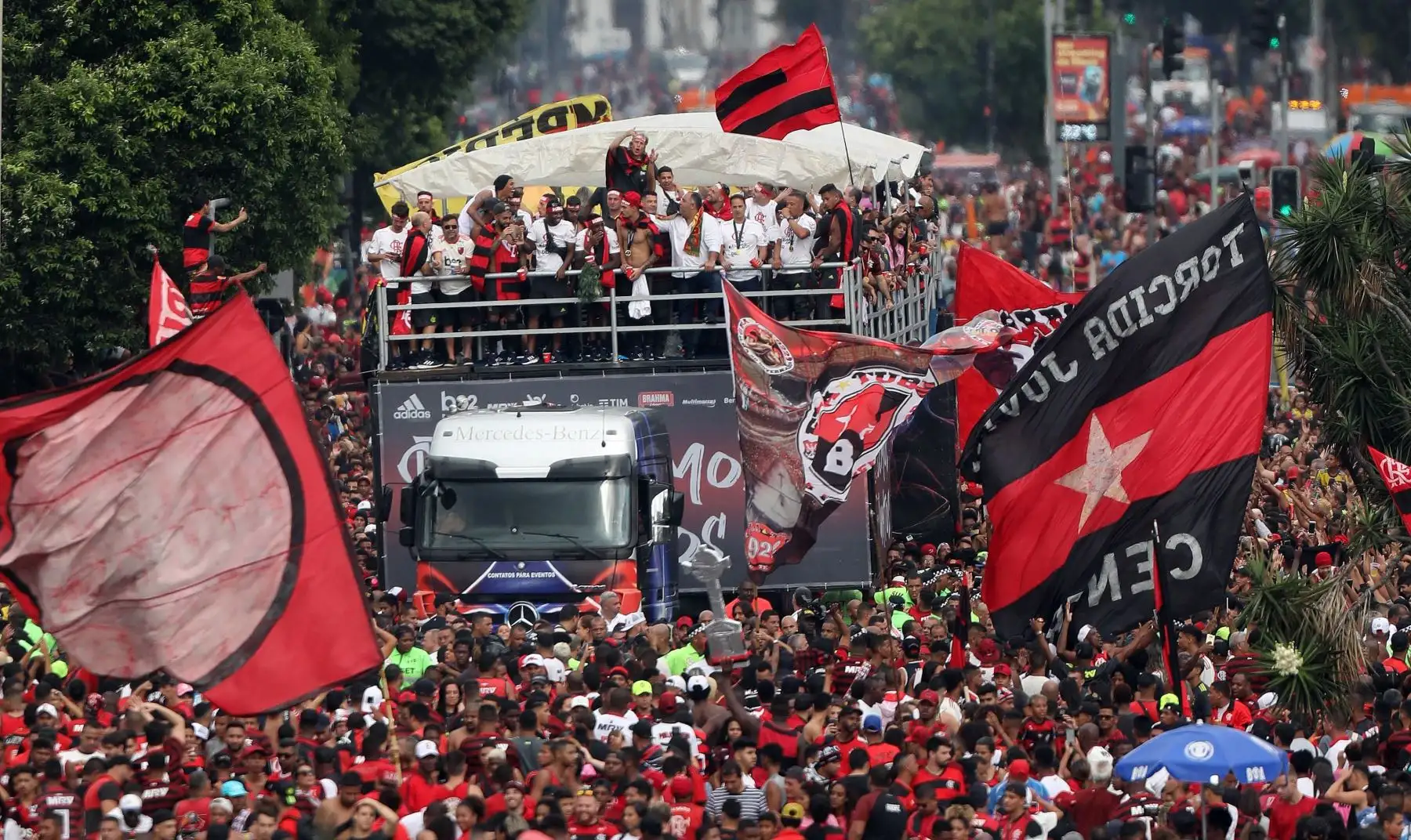 Los jugadores de Flamengo desfilan en un camión en medio de aficionados que celebran su triunfo en la Copa Libertadores 2019.
Foto: EFE
