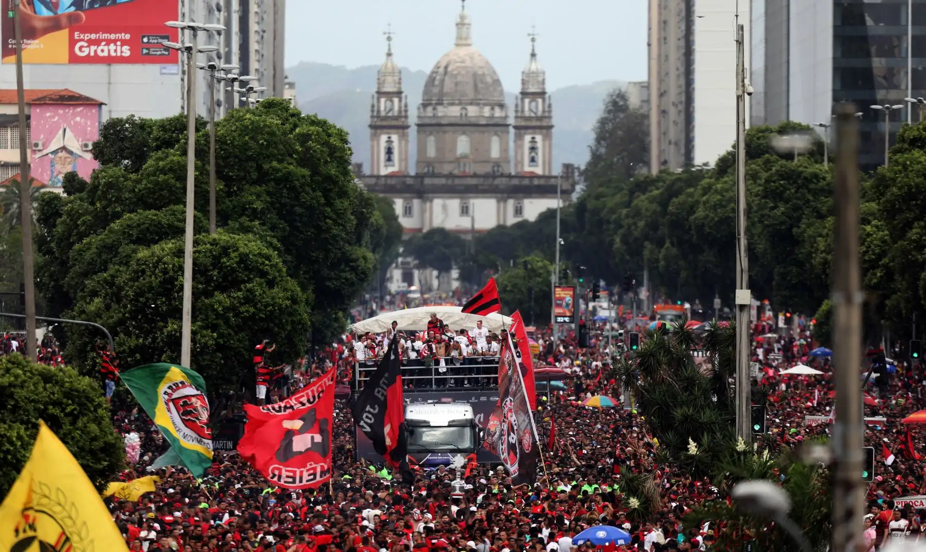 Los jugadores de Flamengo desfilan en un camión en medio de aficionados que celebran su triunfo en la Copa Libertadores 2019.
Foto : EFE