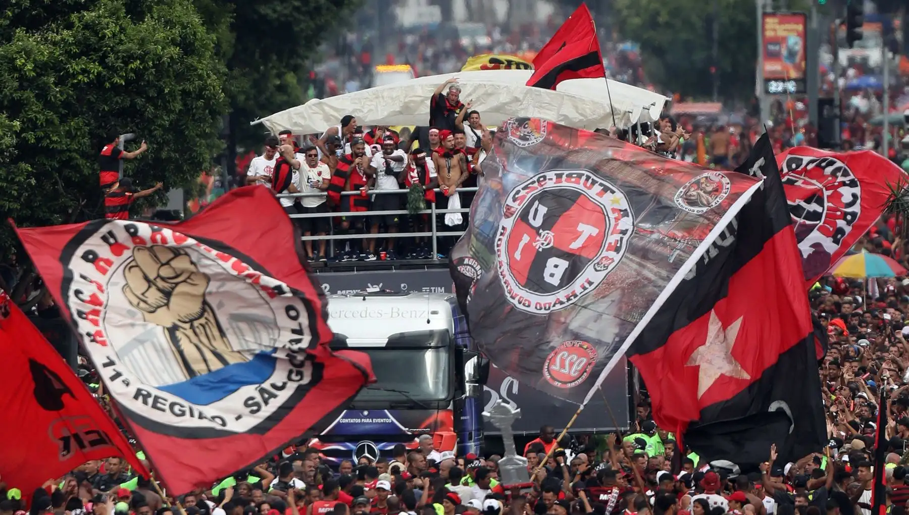 Los jugadores de Flamengo desfilan en un camión en medio de aficionados que celebran su triunfo en la Copa Libertadores 2019.
Foto: EFE