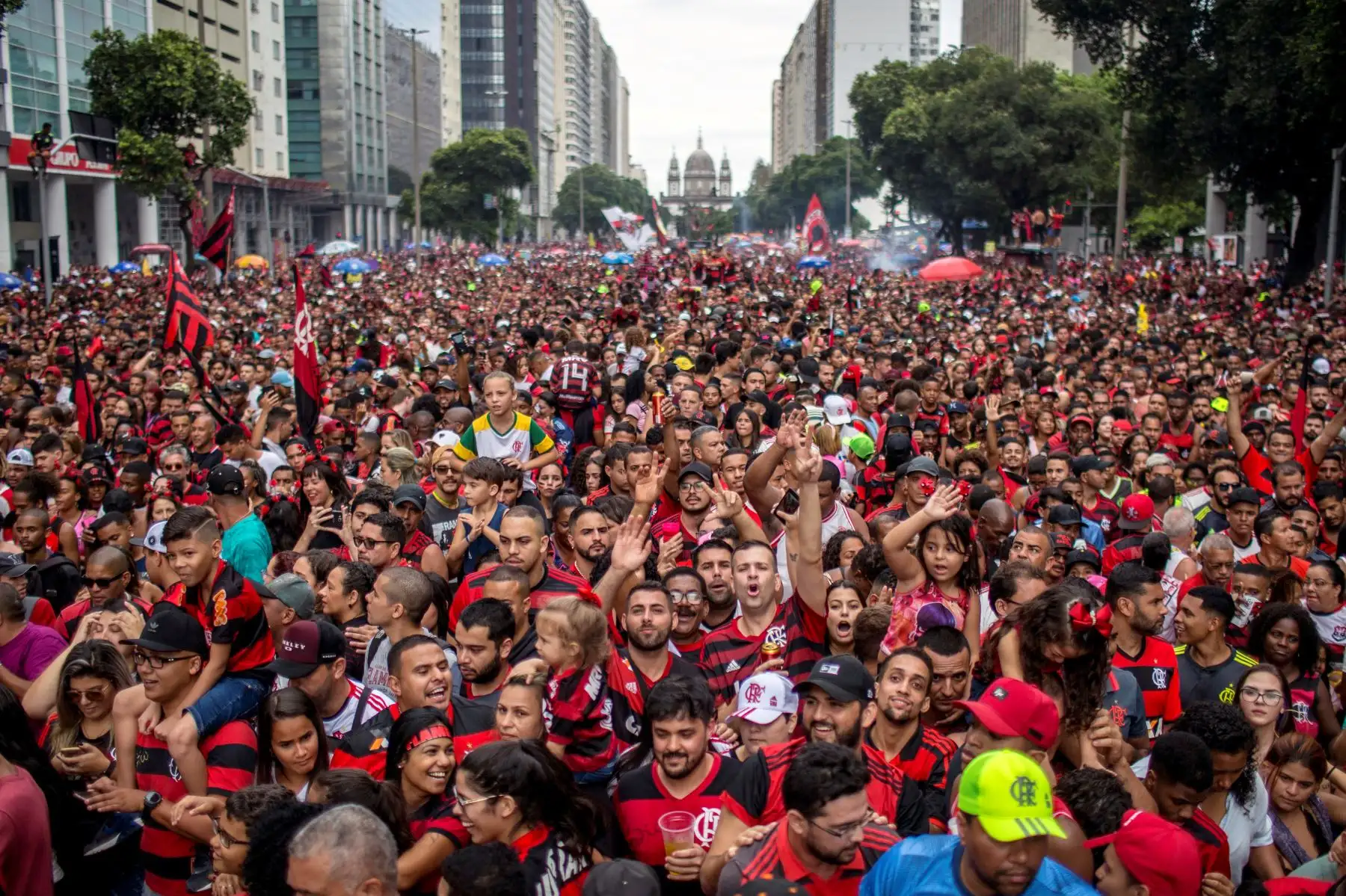 Los fanáticos del club de fútbol Flamengo participan en un desfile de celebración, luego de la llegada del equipo después de su victoria final en el partido Libertadores sobre el River Plate de Argentina.
Foto: AFP