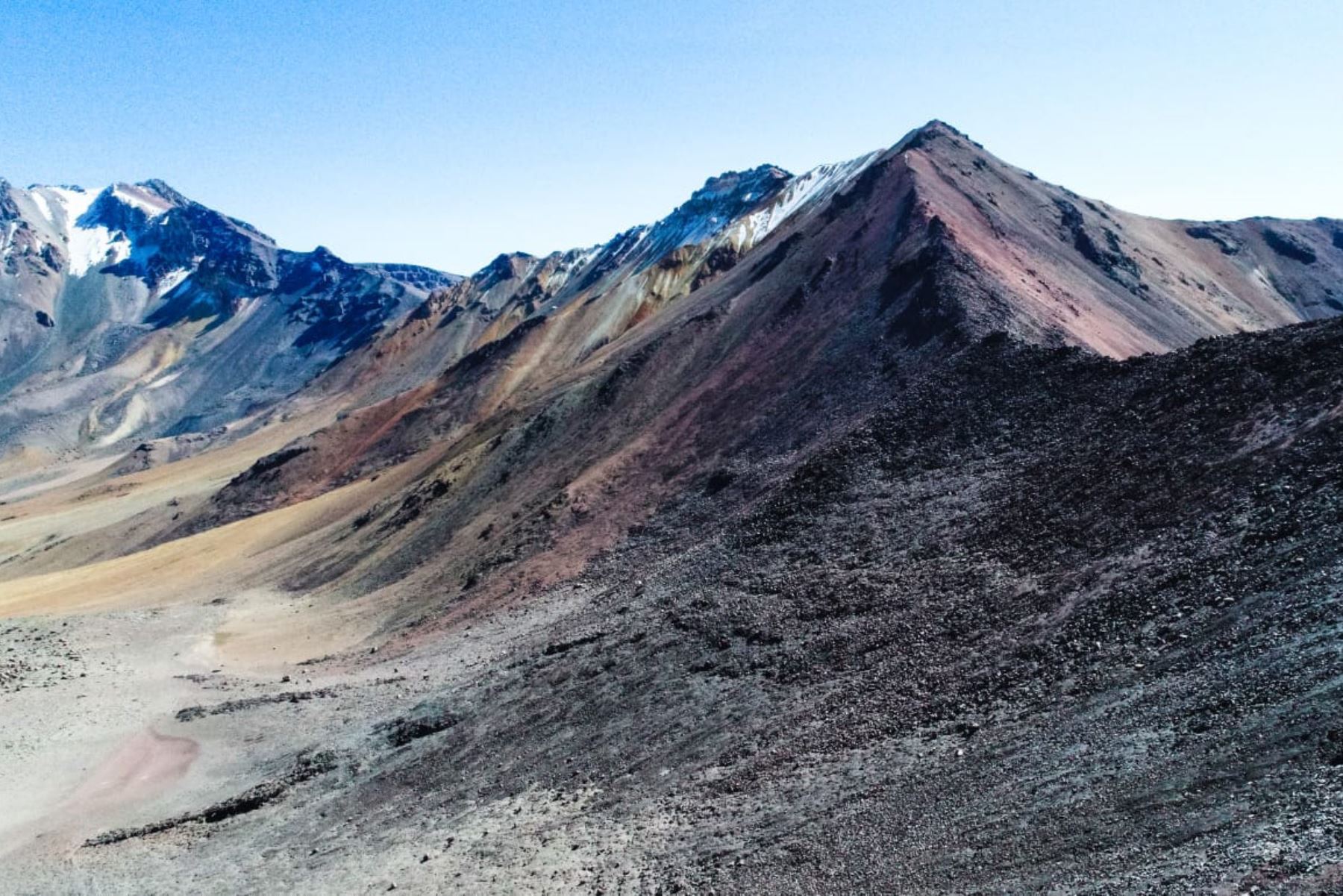 Una montaña de colores se erige en el distrito de Yura, al pie del volcán Chachani, en la región Arequipa.