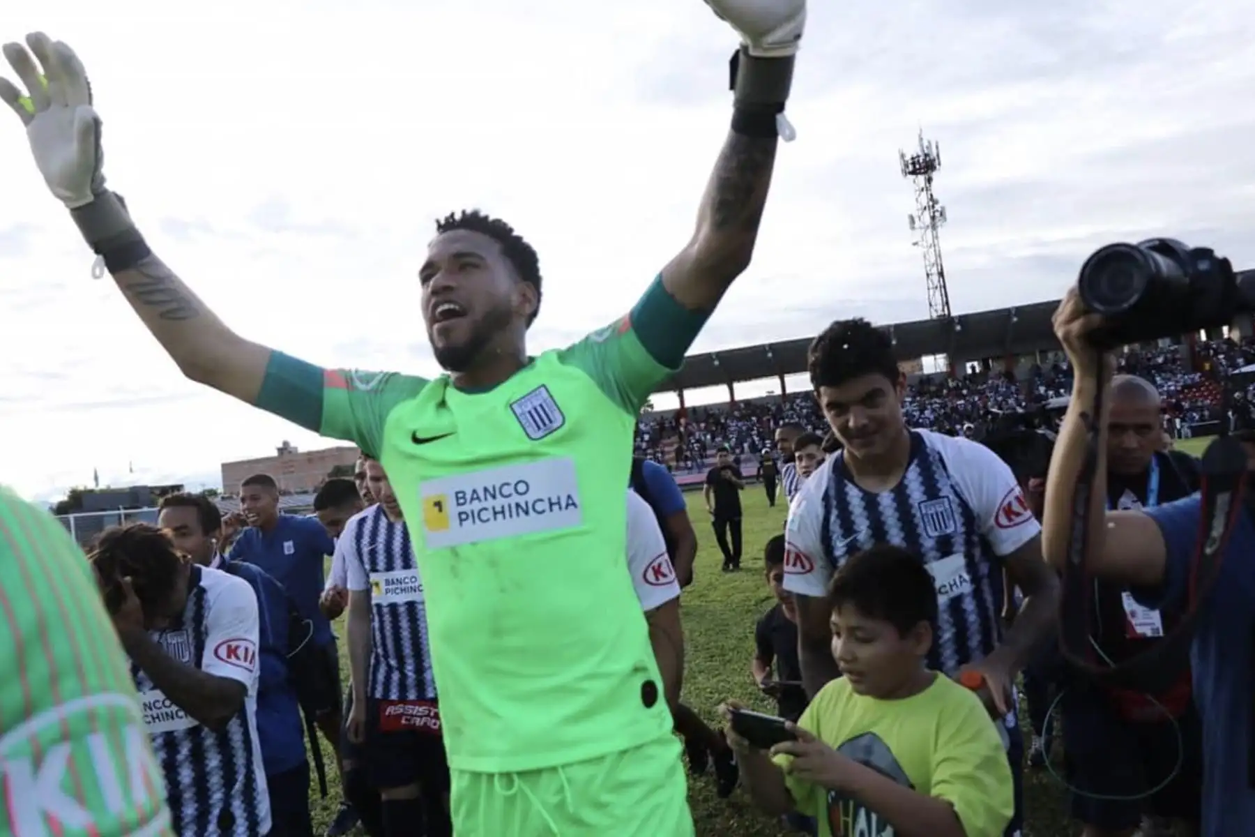 Alianza Lima  celebra al derrotar 3-2 a Unión Comercio en Moyobamba y se proclama ganador del Torneo Clausura.
Foto:Twitter Movistar Liga 1