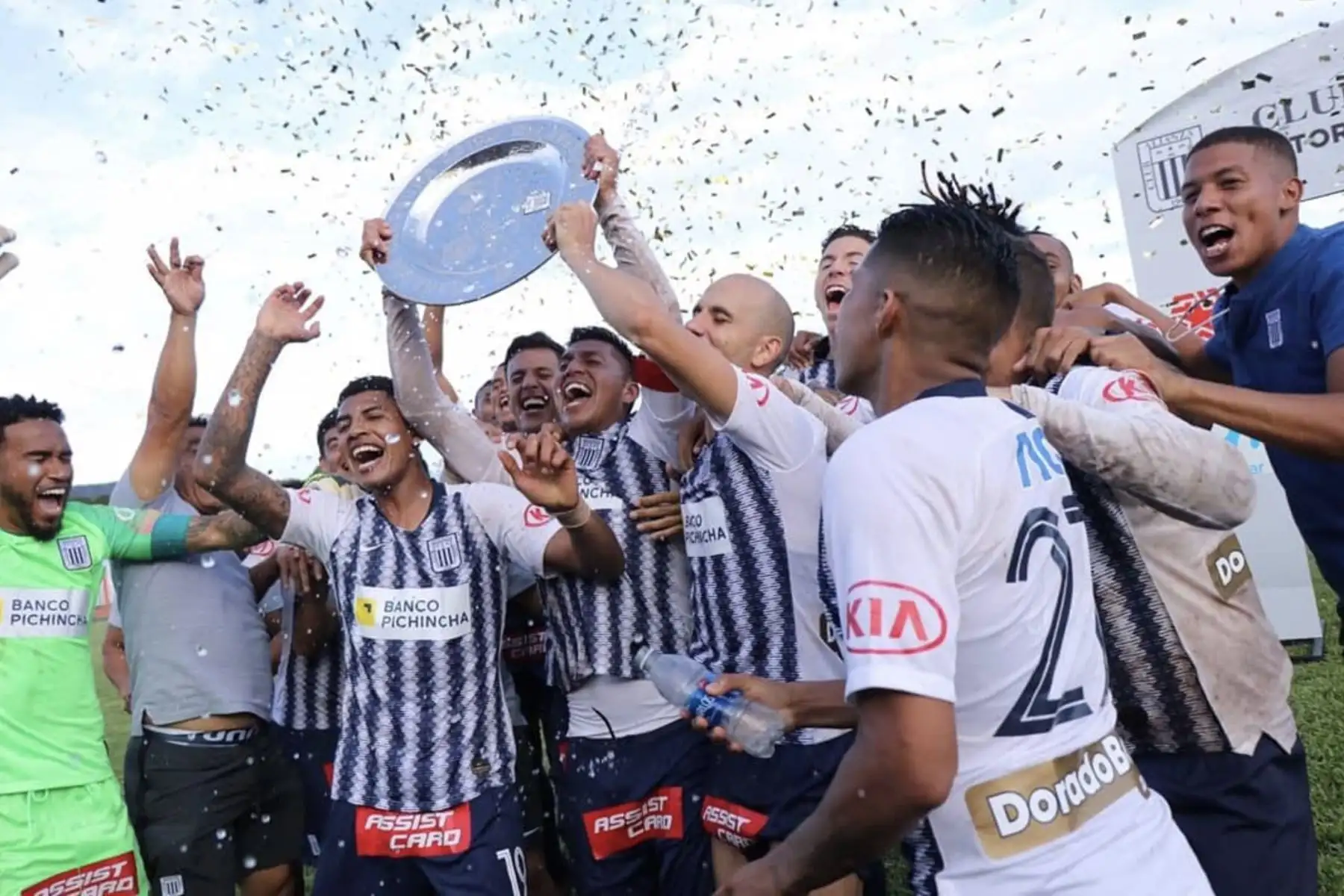 Alianza Lima  celebra al derrotar 3-2 a Unión Comercio en Moyobamba y se proclama ganador del Torneo Clausura.
Foto:Twitter Movistar Liga 1