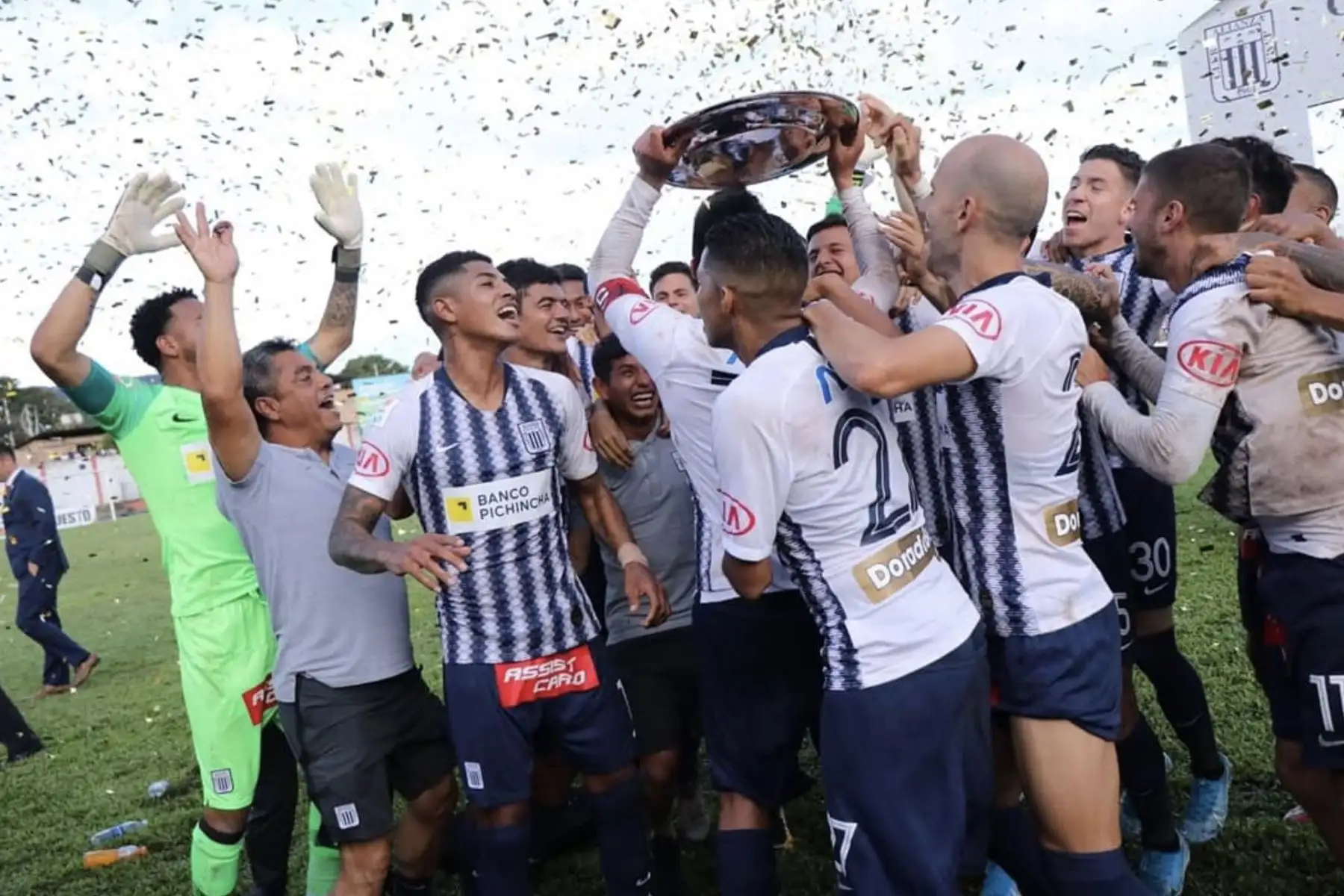 Alianza Lima  celebra al derrotar 3-2 a Unión Comercio en Moyobamba y se proclama ganador del Torneo Clausura.
Foto:Twitter Movistar Liga 1