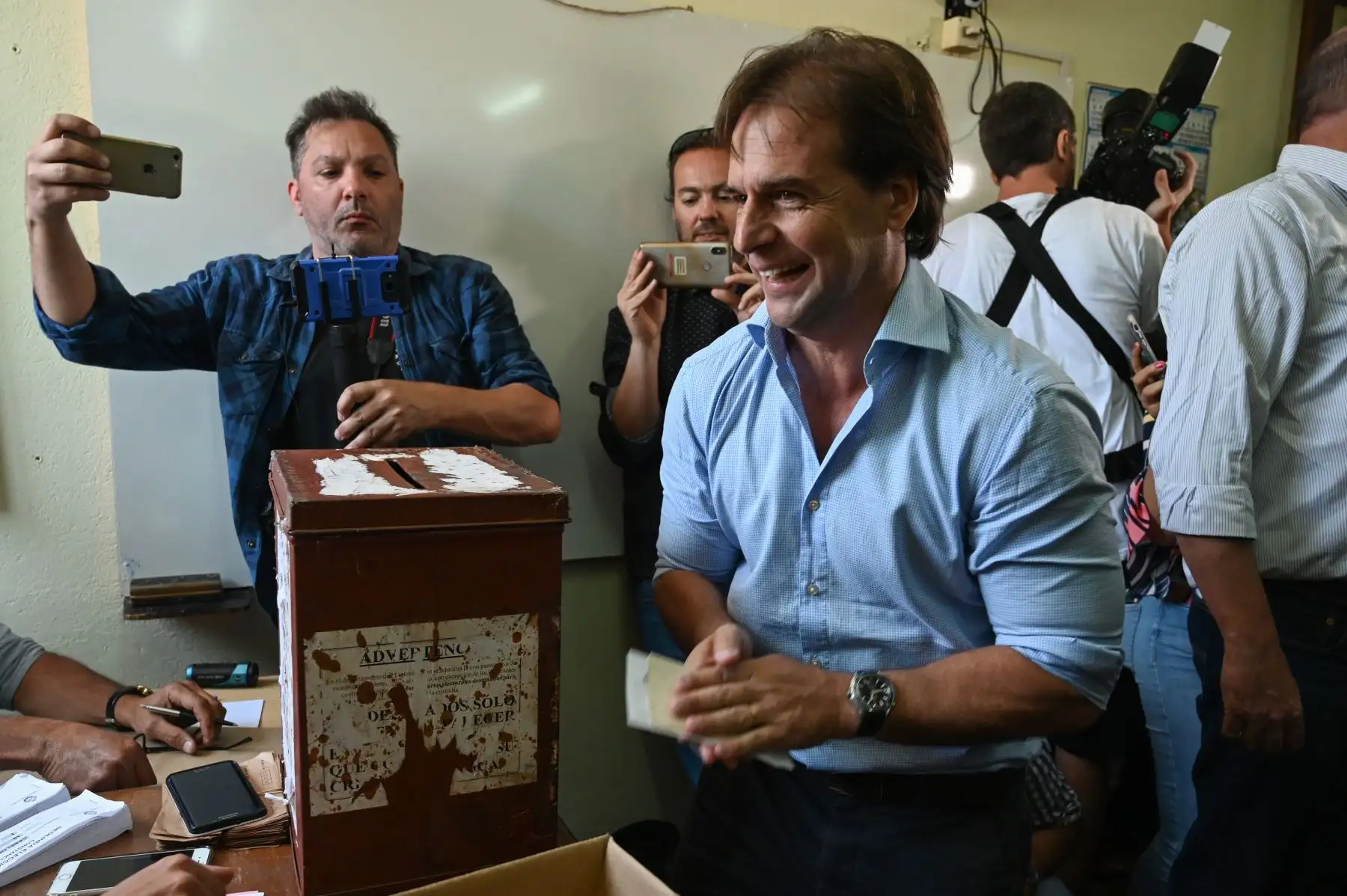 El candidato presidencial para el partido del Partido Nacional de Uruguay, Luis Lacalle, hace un gesto al emitir su voto en un colegio electoral  durante la segunda vuelta electoral.
Foto: AFP
