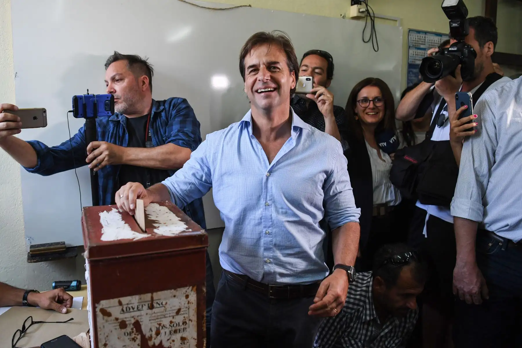 El candidato presidencial para el partido del Partido Nacional de Uruguay, Luis Lacalle, emite su voto en un colegio electoral durante la segunda vuelta electoral.
Foto: AFP
