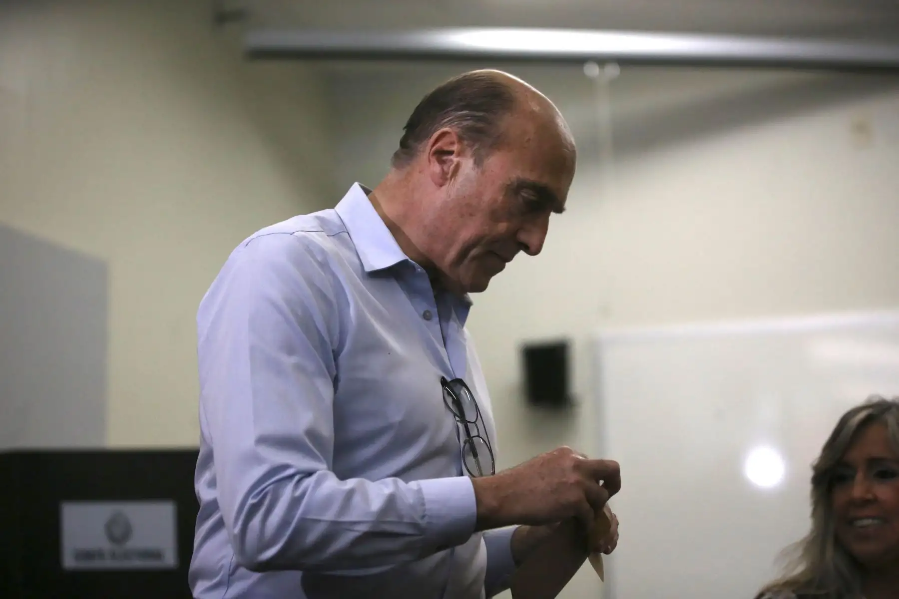 El candidato del Frente Amplio, Daniel Martínez, ejerce su derecho al voto en Montevideo.
Foto: EFE