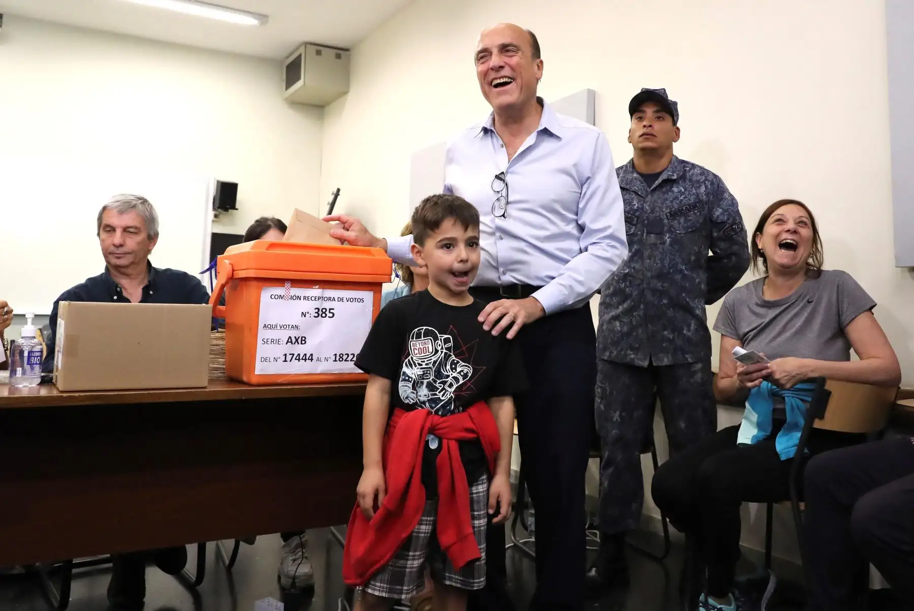 El candidato del Frente Amplio, Daniel Martínez, a su llegada para ejercer su derecho al voto en Montevideo.
Foto: EFE