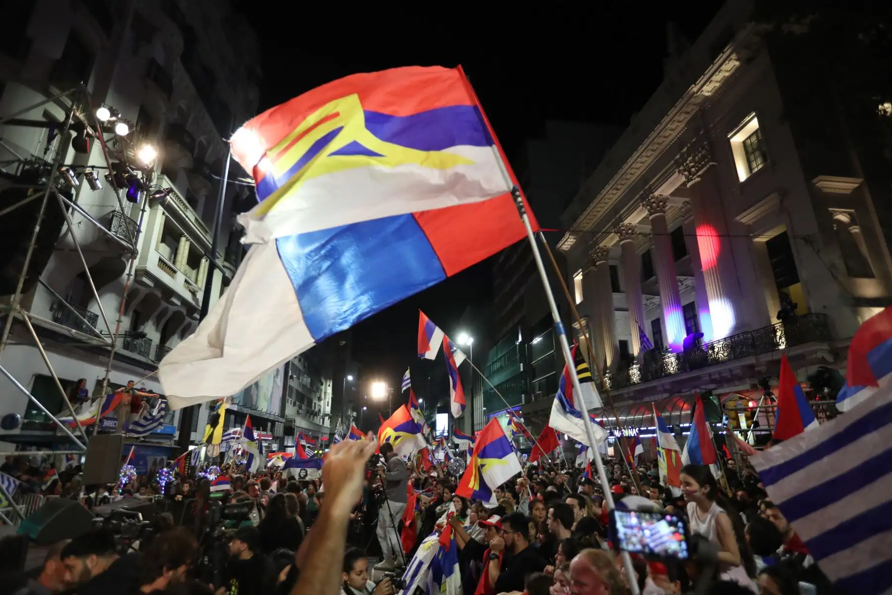 Partidarios del candidato del Frente Amplio, Daniel Martínez, esperan los resultados de la segunda vuelta de las elecciones nacionales.
Foto: EFE