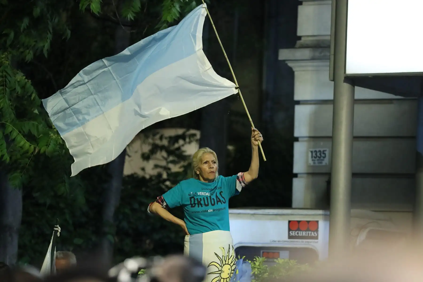 Partidarios del candidato Luis Lacalle Pou, del Partido Nacional, esperan el resultado de la segunda vuelta de las elecciones nacionales.
Foto: EFE
