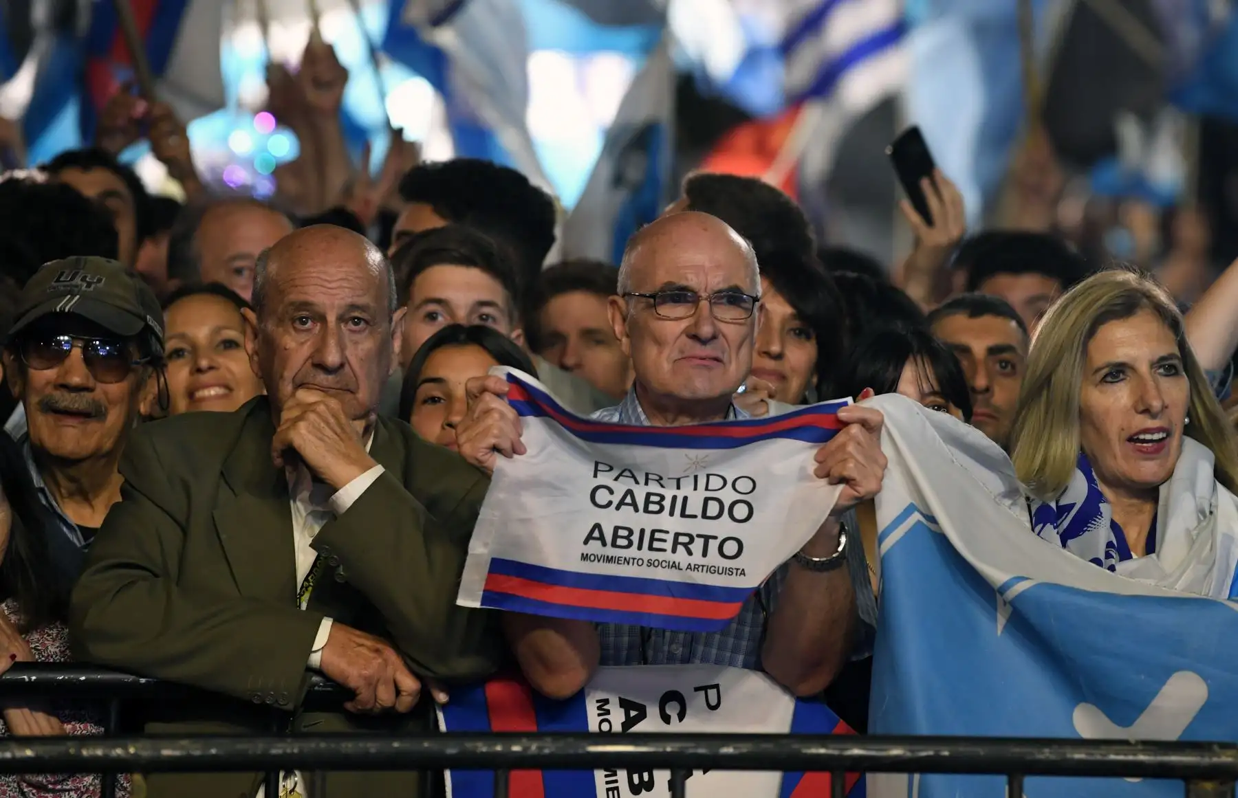 Los partidarios del candidato presidencial para el partido del Partido Nacional de Uruguay, Luis Lacalle, esperan los resultados oficiales en la segunda vuelta electoral, en Montevideo.
Foto: AFP
