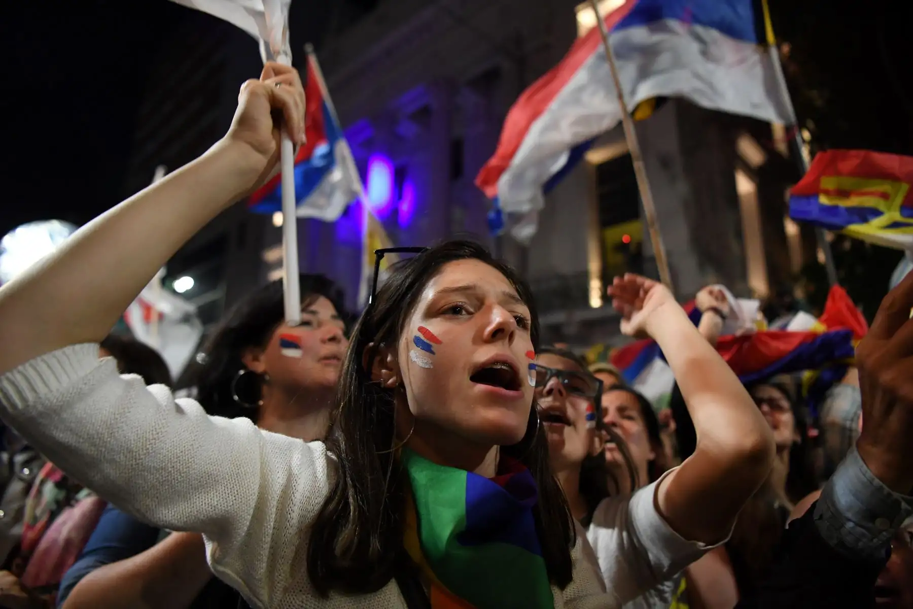 Los partidarios del candidato presidencial para la coalición de gobierno izquierdista uruguaya Frente Amplio, Daniel Martínez, aplauden después de las primeras encuestas de salida en la segunda vuelta electoral, en Montevideo.
Foto: AFP