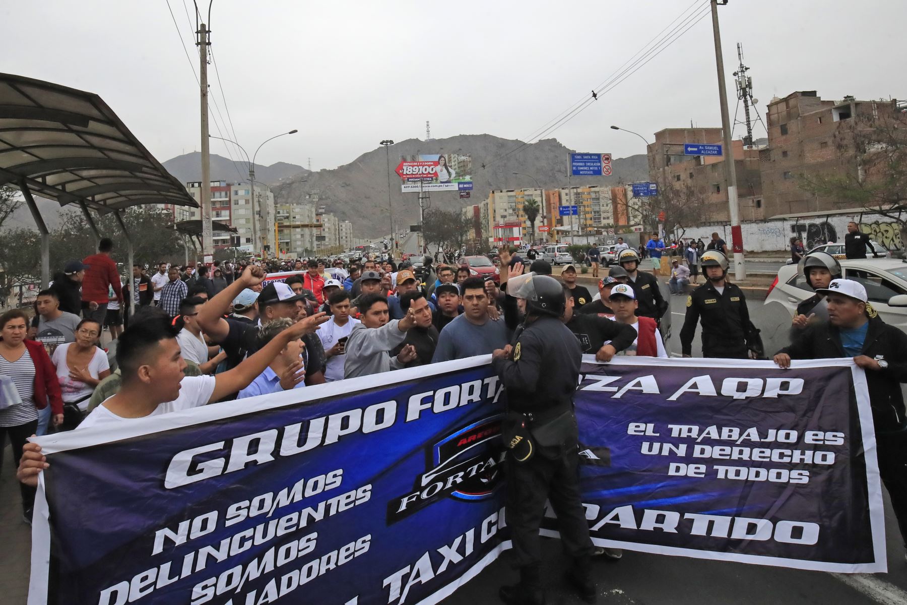 Policía denunciará penalmente a colectiveros que protagonizan actos de violencia en calles de Lima. Foto: ANDINA/ Juan Carlos Guzman