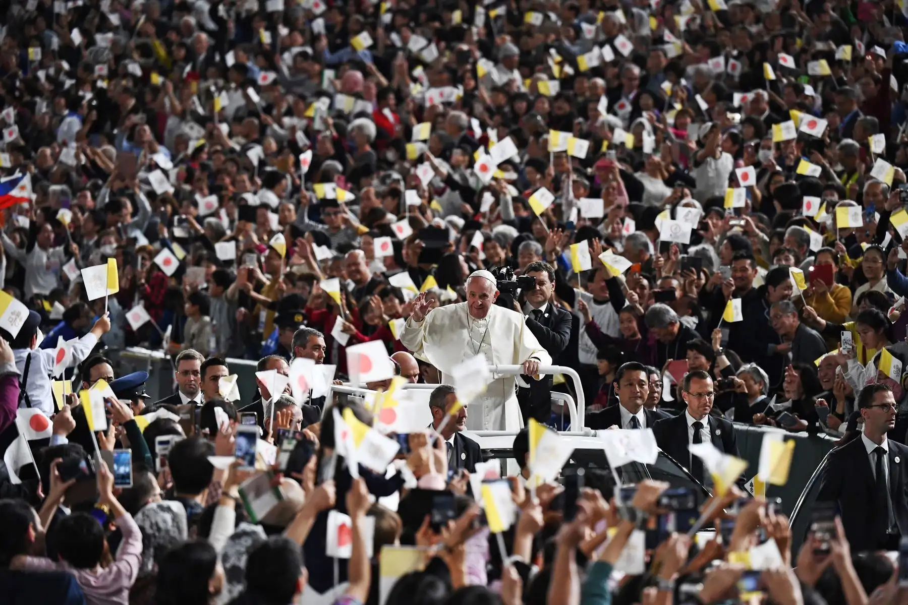 El Papa Francisco saluda a su llegada para una misa en Tokyo Dome. Foto: AFP
