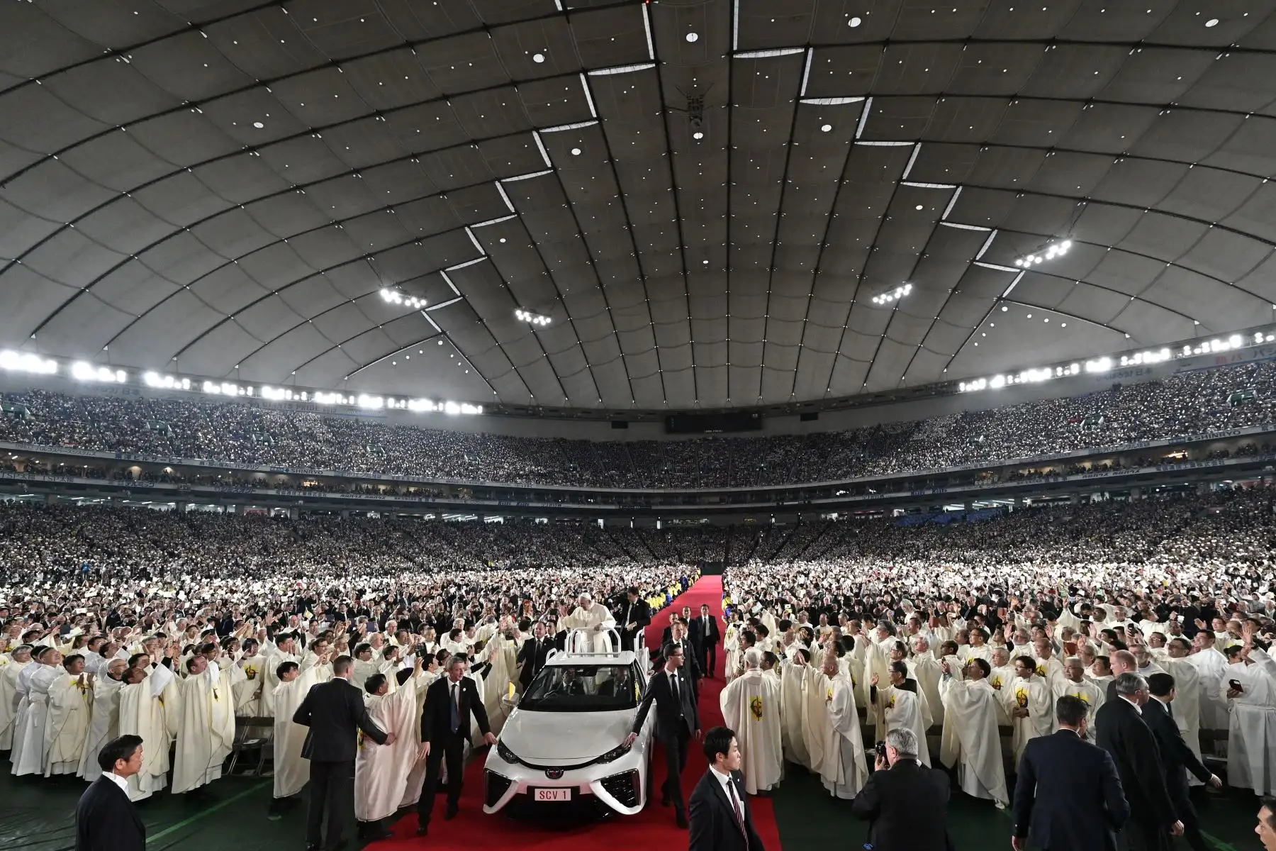 El Papa Francisco saluda a su llegada para una misa sagrada en Tokyo Dome. Foto: AFP