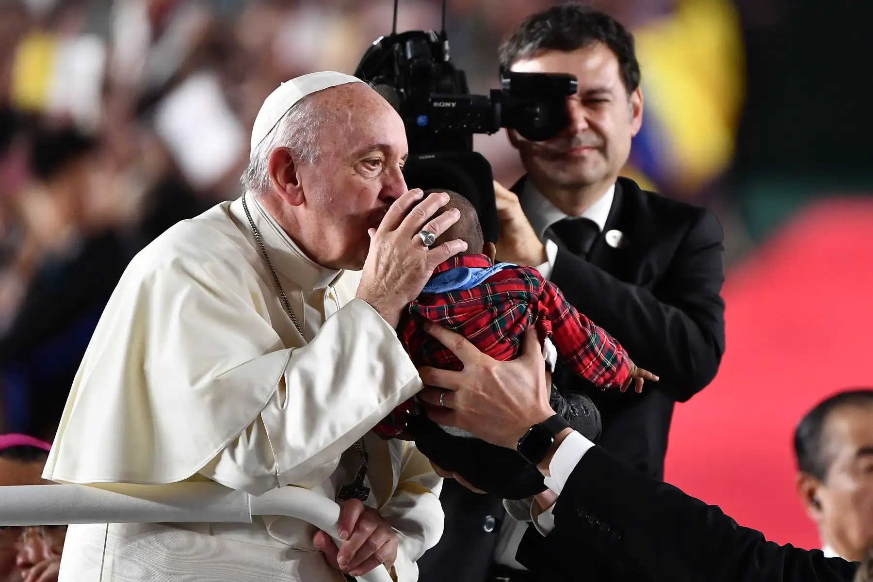 El Papa Francisco besa a un niño a su llegada para una misa en Tokyo Dome. Foto: AFP