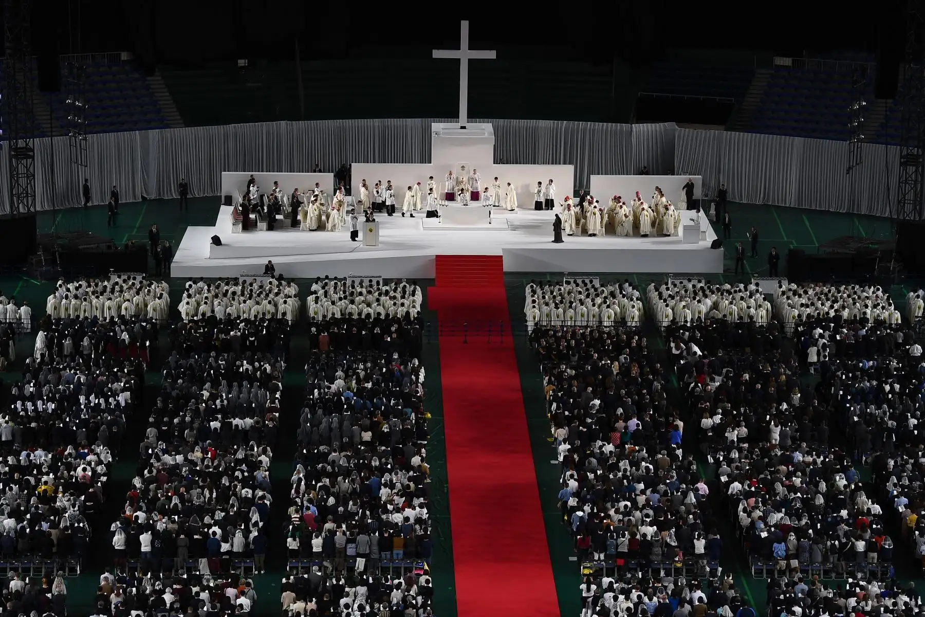 Miles de personas asisten a una misa organizada por el Papa Francisco en el estadio Tokyo Dome en Japón. Foto: AFP