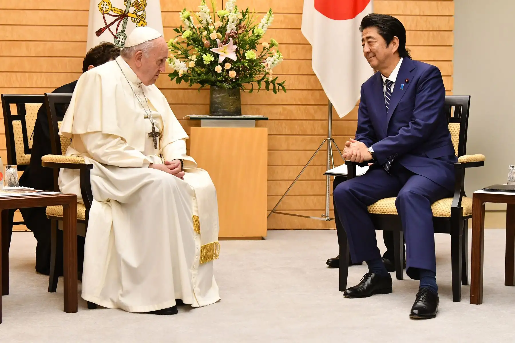 El Papa Francisco se reúne con el primer ministro de Japón, Shinzo Abe en Tokio. Foto: AFP