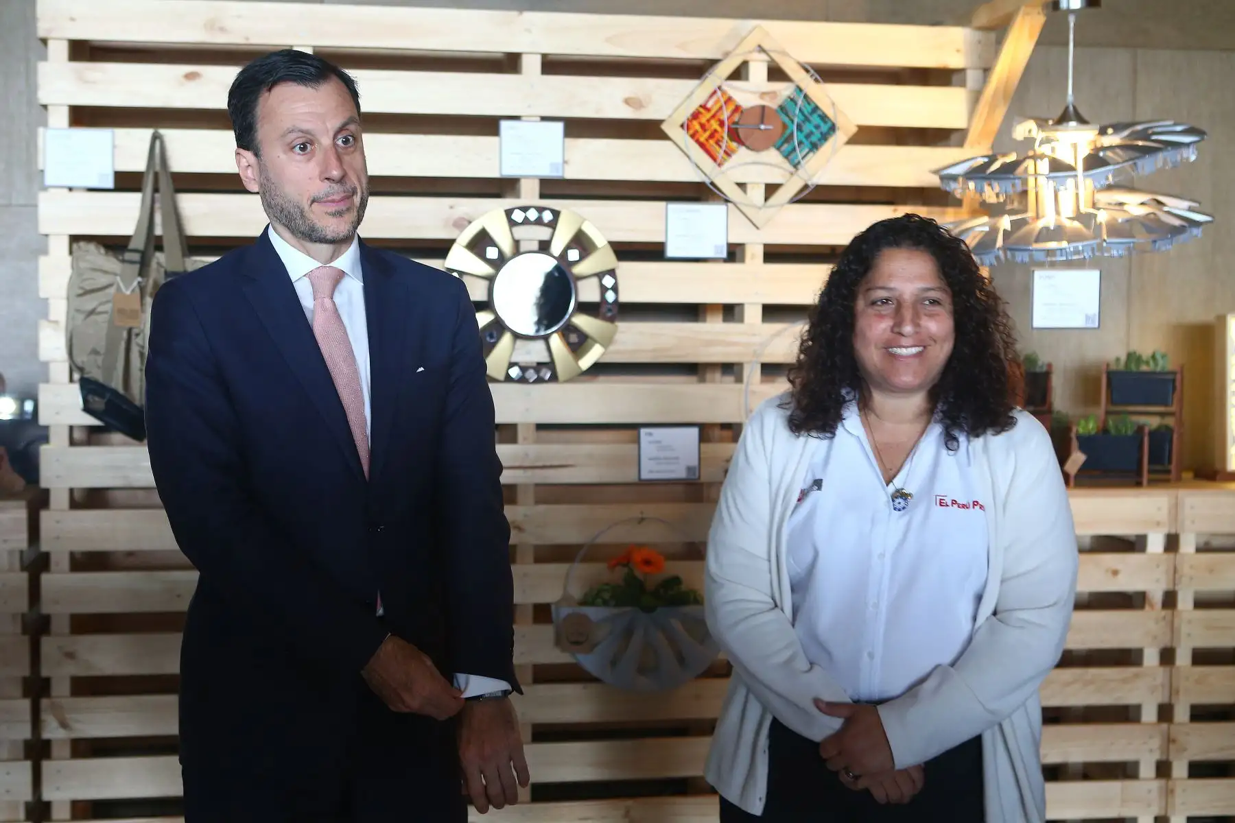 Ministra de Ambiente,Fabiola Muñoz y el embajador de la Unión Europea en Perú, Diego Mellado participan en la inauguración del Foro Internacional
"Economía Circular",Ciudades,Agricultura,Pesca y Acuicultura ".
Foto:ANDINA/Héctor Vinces.