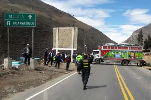 Ronderos de la región La Libertad acatan una huelga indefinida y como parte de ella bloquean la carretera que une la costa y la sierra liberteña.