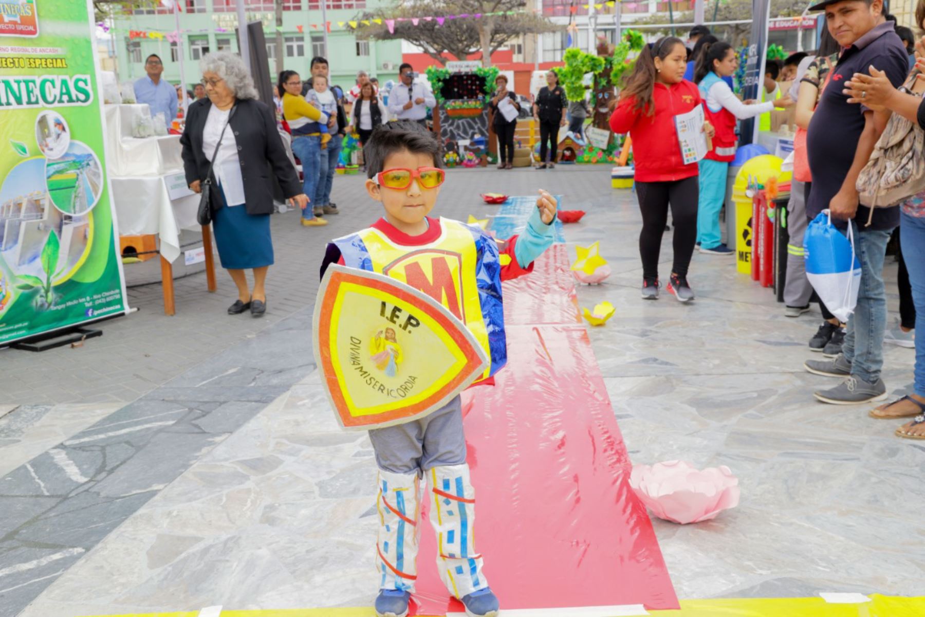 Escolares chimbotanos lucen prendas confeccionadas con material reciclado   | Noticias | Agencia Peruana de Noticias Andina