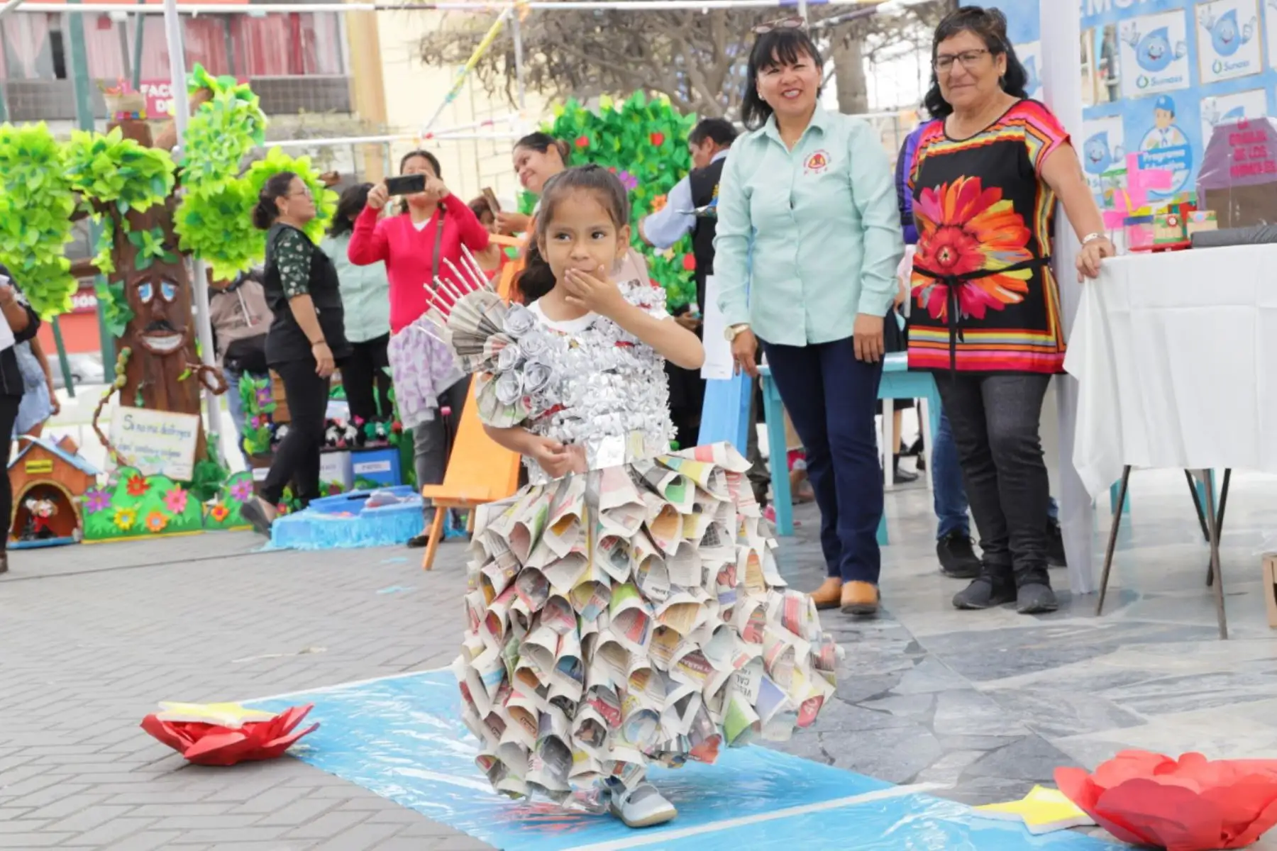 Como parte de la jornada Salvemos el Planeta, niños y niñas desfilaron creativas prendas confeccionadas con material reciclado.