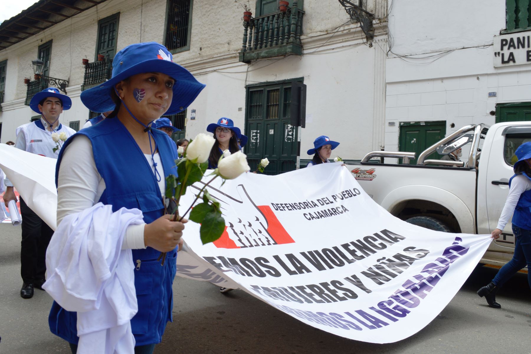 Trabajadores de diversas instituciones públicas de Cajamarca participaron en pasacalle por el Día Internacional de la No Violencia contra la Mujer.