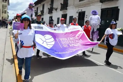 Trabajadores de diversas instituciones públicas de Cajamarca participaron en pasacalle por el Día Internacional de la No Violencia contra la Mujer.