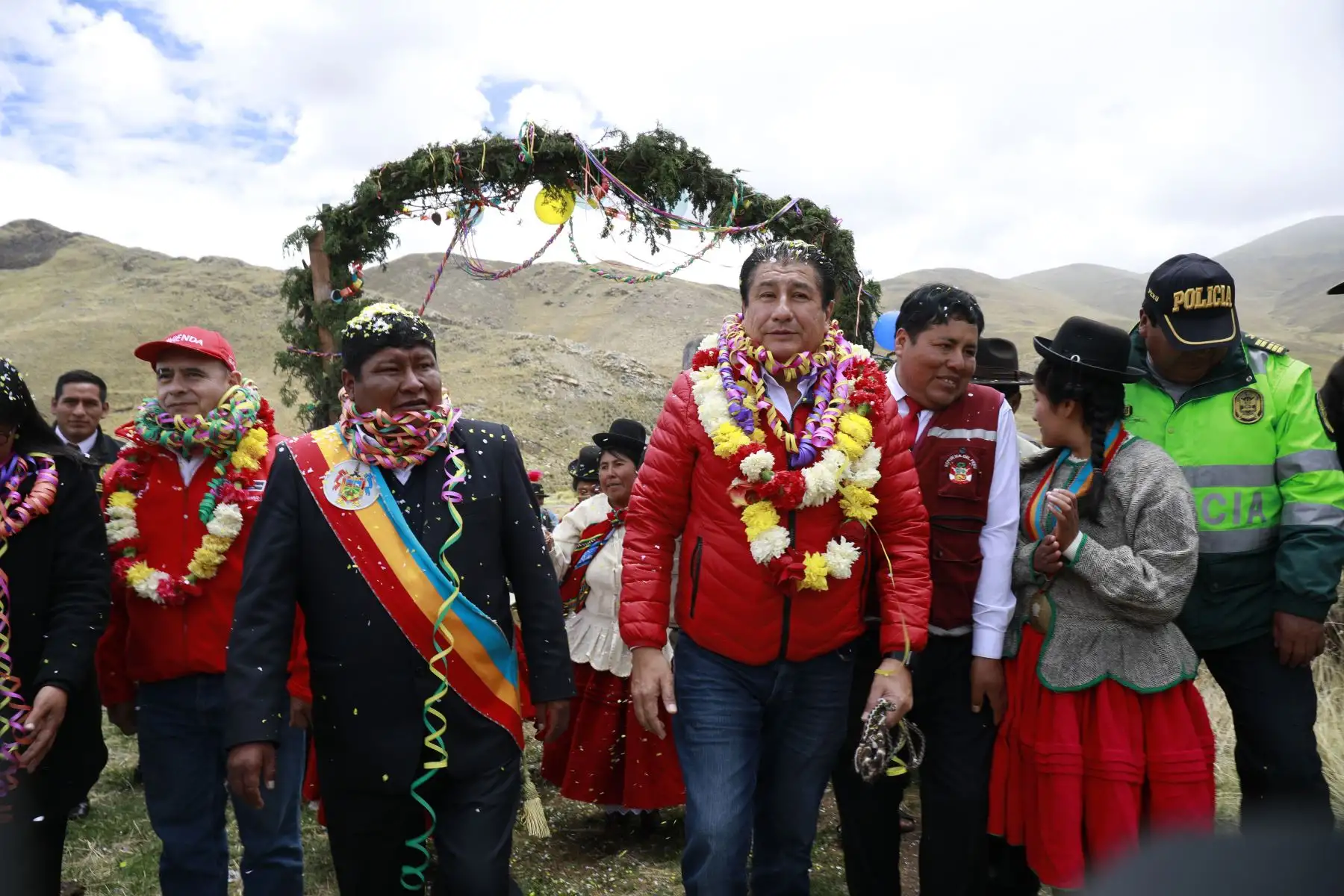 Ministro de Vivienda, Rodolfo Yáñez participó en la entrega simbólica de 71 viviendas bioclimáticas “Sumaq Wasi" en la provincia de Puno.
Foto: Difusión MVCS