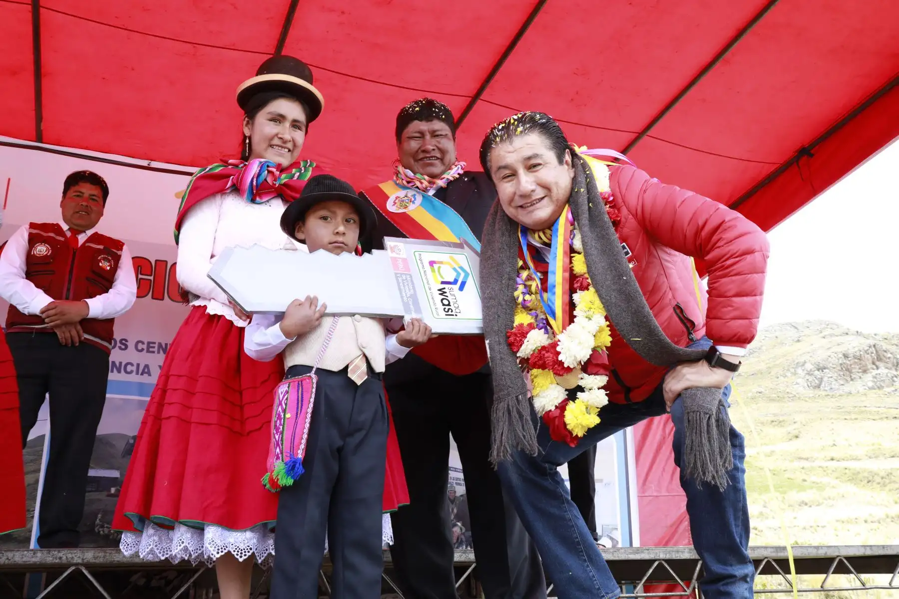 Ministro de Vivienda, Rodolfo Yáñez participó en la entrega simbólica de 71 viviendas bioclimáticas “Sumaq Wasi" en la provincia de Puno.
Foto: Difusión MVCS
