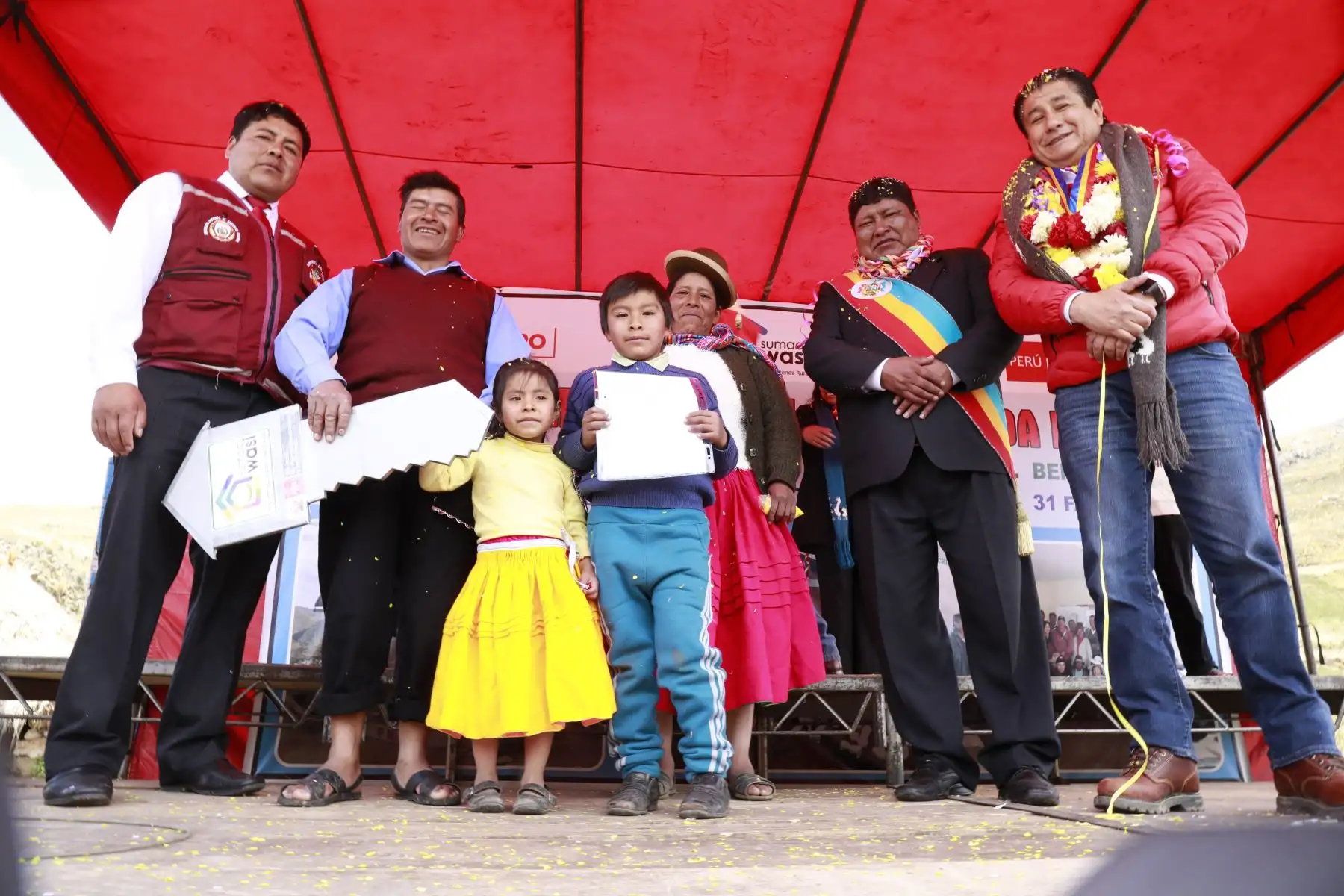 Ministro de Vivienda, Rodolfo Yáñez participó en la entrega simbólica de 71 viviendas bioclimáticas “Sumaq Wasi" en la provincia de Puno.
Foto: Difusión MVCS