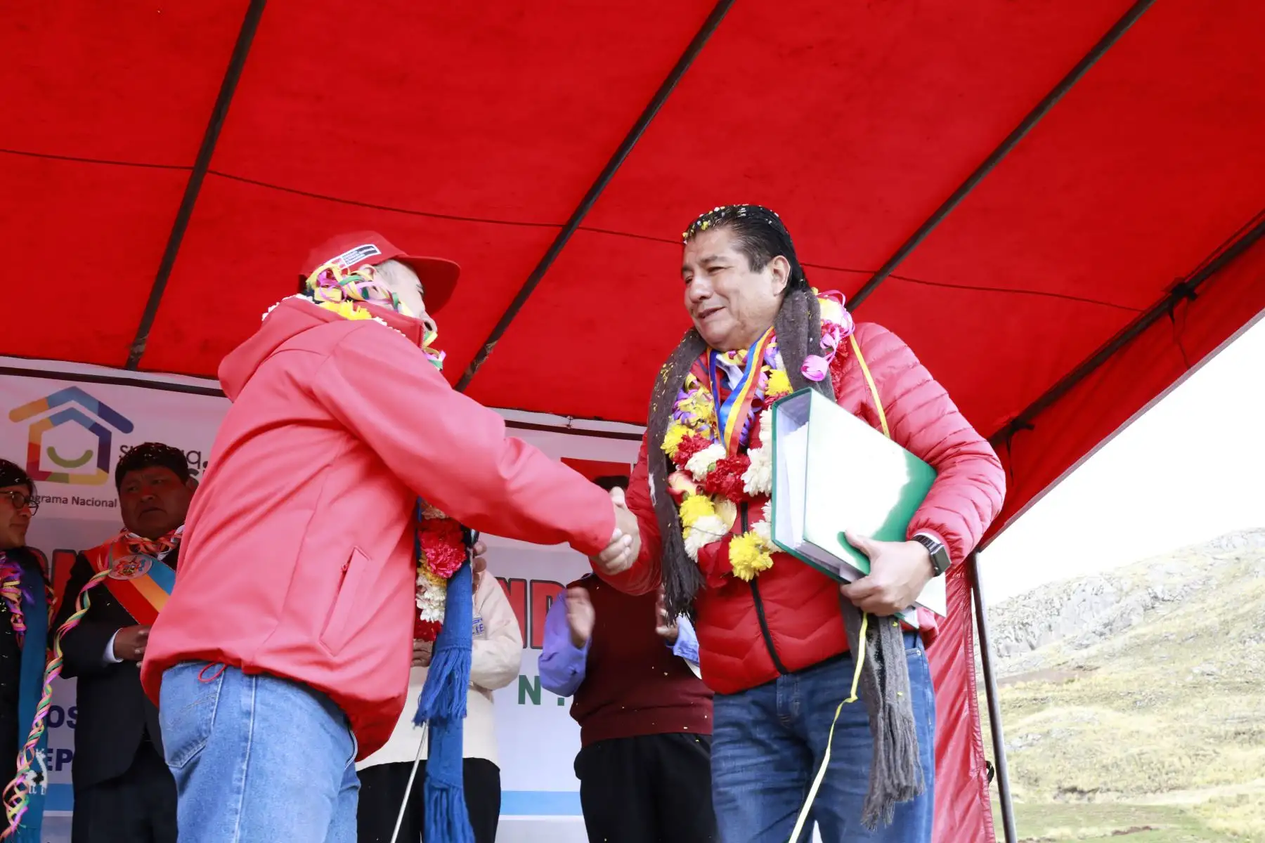 Ministro de Vivienda, Rodolfo Yáñez participó en la entrega simbólica de 71 viviendas bioclimáticas “Sumaq Wasi" en la provincia de Puno.
Foto: Difusión MVCS