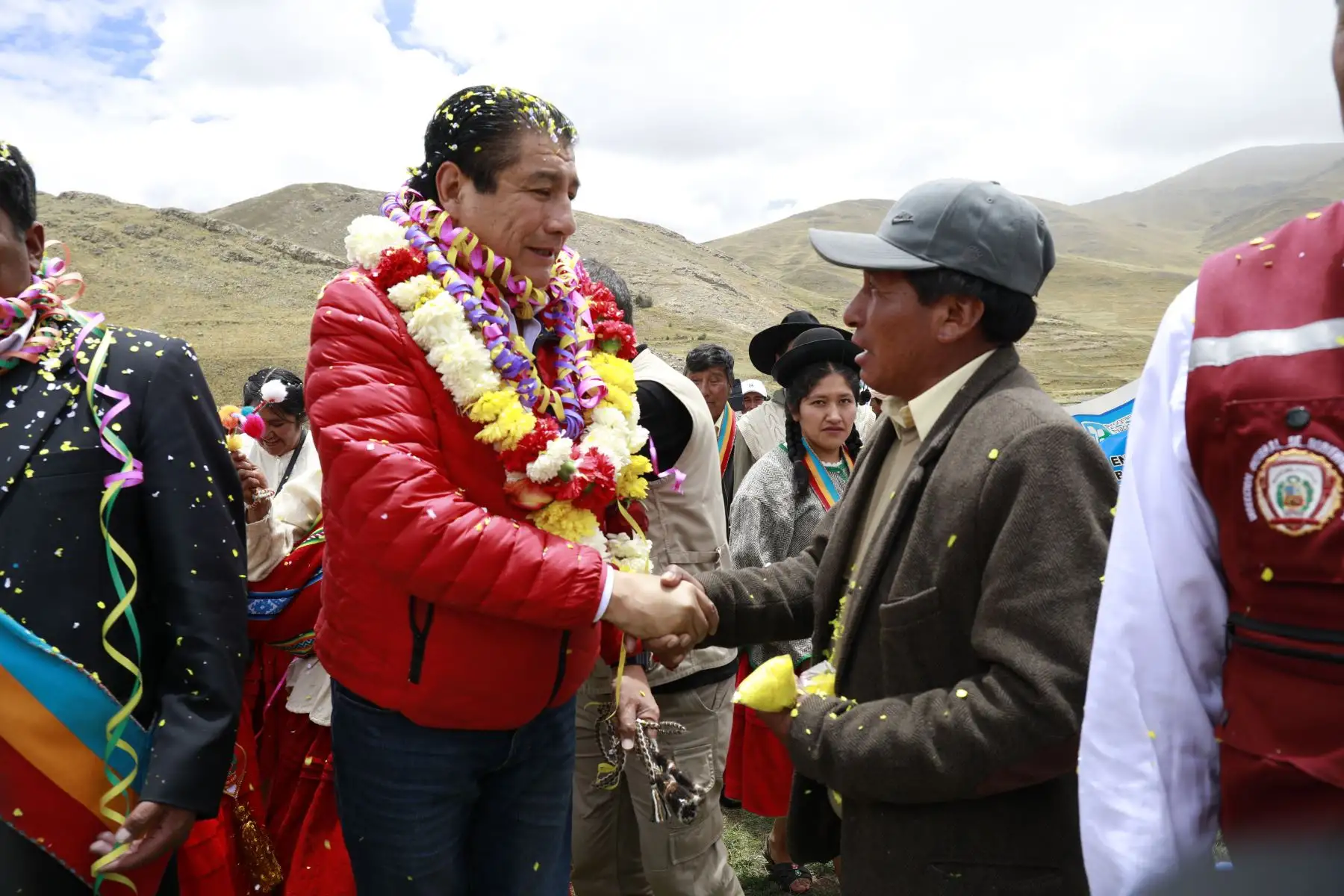 Ministro de Vivienda, Rodolfo Yáñez participó en la entrega simbólica de 71 viviendas bioclimáticas “Sumaq Wasi" en la provincia de Puno.
Foto: Difusión MVCS