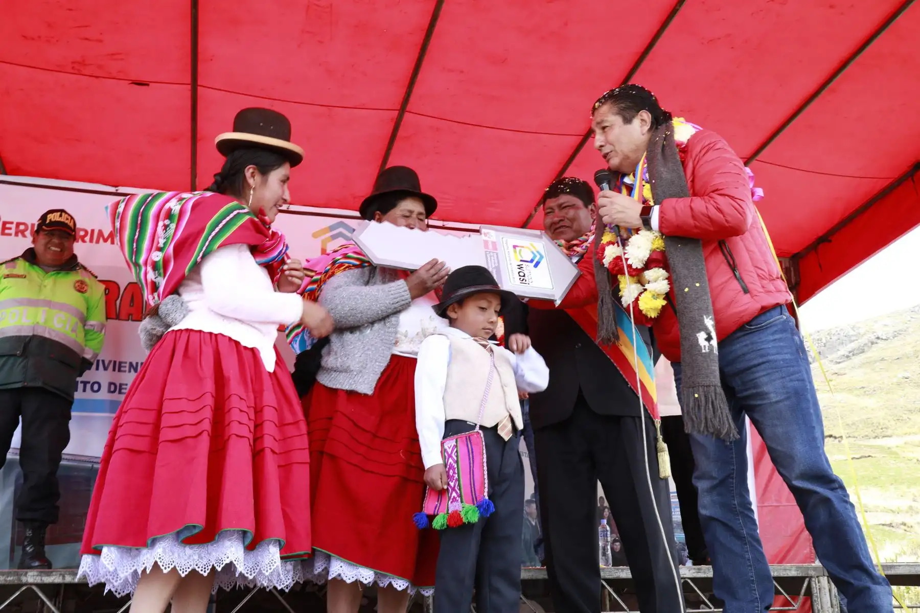 Ministro de Vivienda, Rodolfo Yáñez participó en la entrega simbólica de 71 viviendas bioclimáticas “Sumaq Wasi" en la provincia de Puno.
Foto: Difusión MVCS