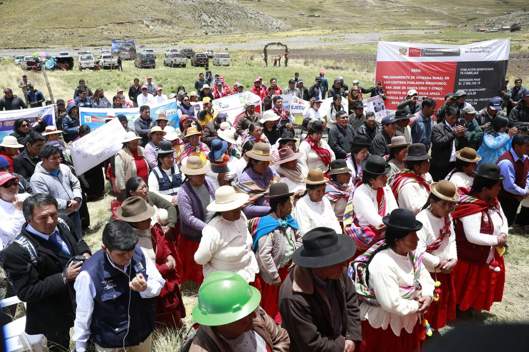 Ministro de Vivienda, Rodolfo Yáñez participó en la entrega simbólica de 71 viviendas bioclimáticas “Sumaq Wasi" en la provincia de Puno.
Foto: Difusión MVCS