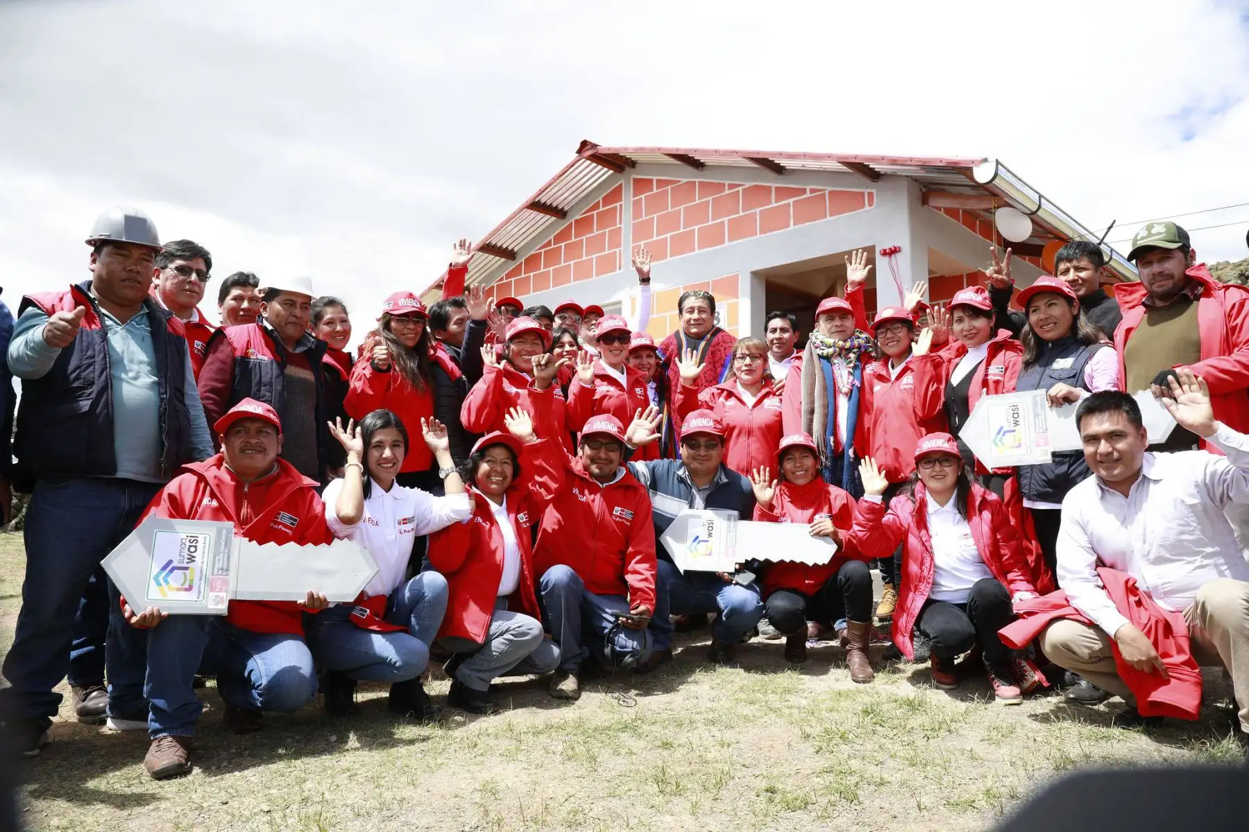 Ministro de Vivienda, Rodolfo Yáñez participó en la entrega simbólica de 71 viviendas bioclimáticas “Sumaq Wasi" en la provincia de Puno.
Foto: Difusión MVCS