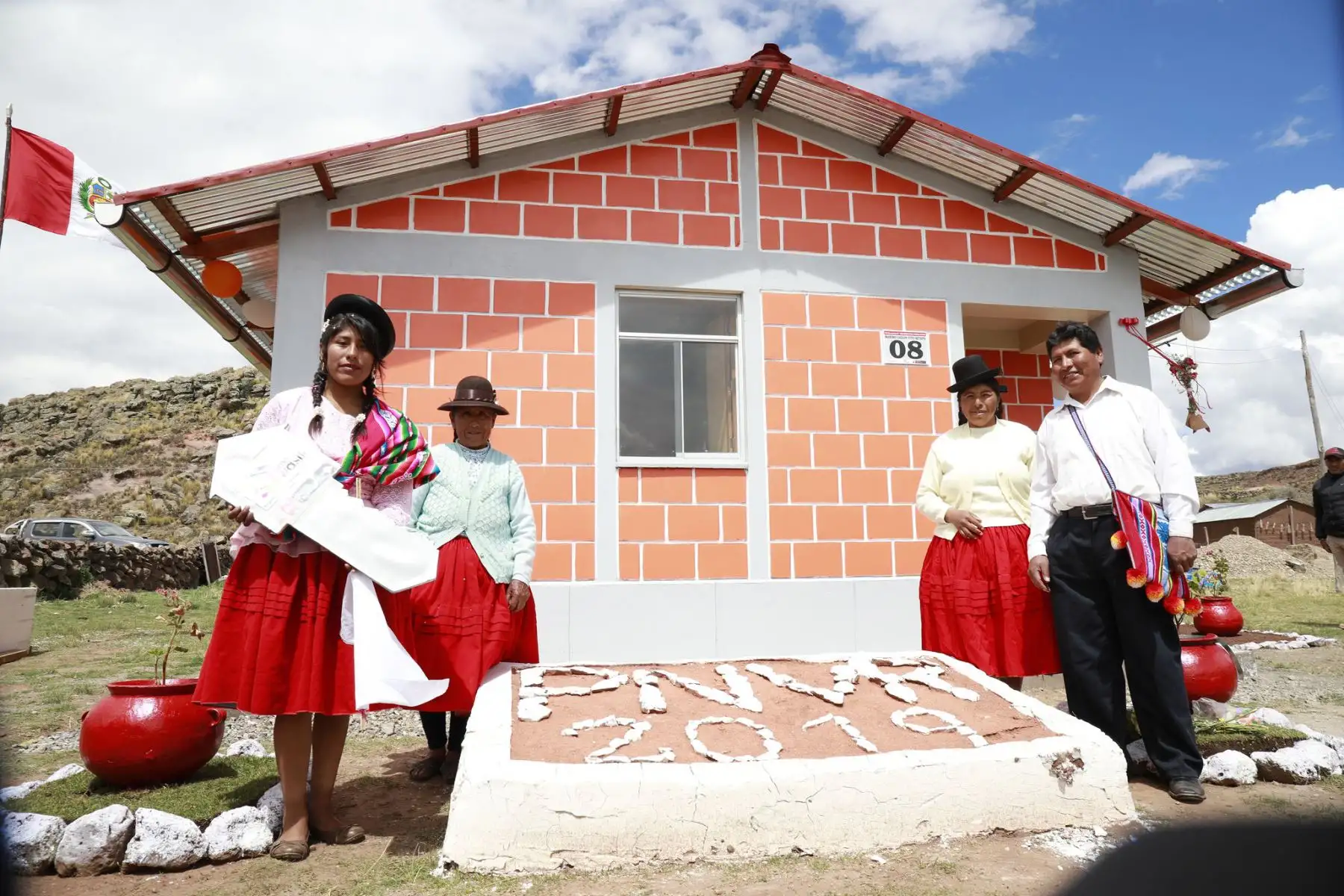 Ministro de Vivienda, Rodolfo Yáñez participó en la entrega simbólica de 71 viviendas bioclimáticas “Sumaq Wasi" en la provincia de Puno.
Foto: Difusión MVCS