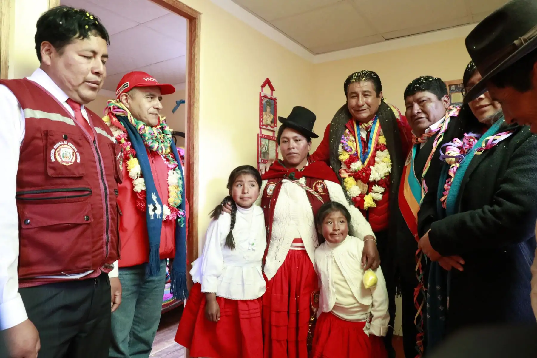 Ministro de Vivienda, Rodolfo Yáñez participó en la entrega simbólica de 71 viviendas bioclimáticas “Sumaq Wasi" en la provincia de Puno.
Foto: Difusión MVCS